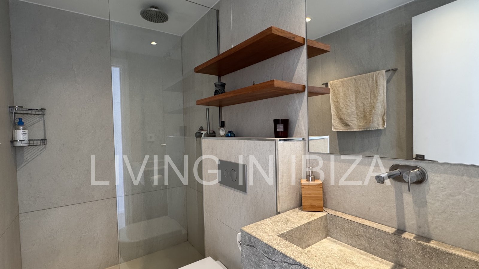 ALQUILER ANUAL. exclusivo piso de diseño en primera línea de mar y playa en el paseo marítimo de Santa Eulalia del Río, Ibiza con vistas al mar