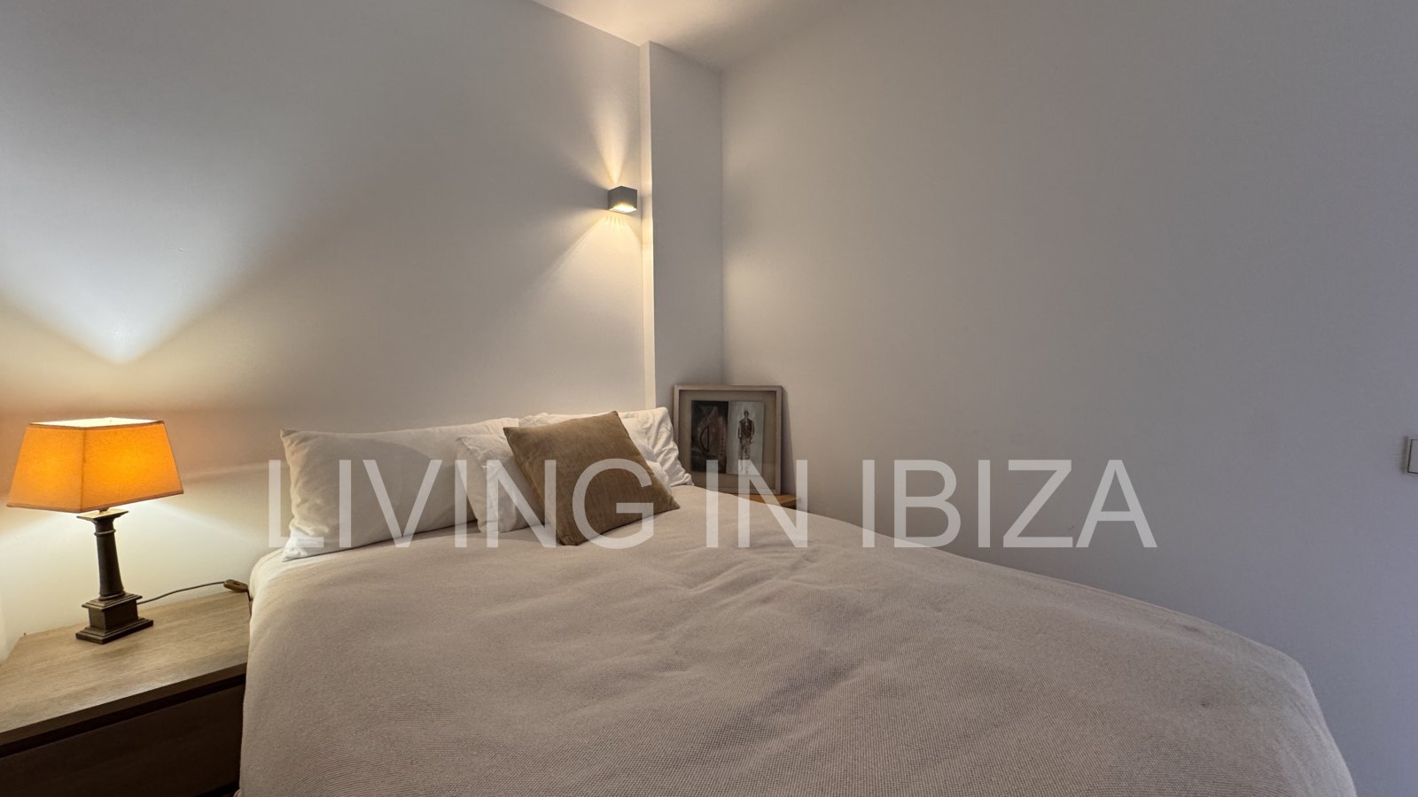 ALQUILER ANUAL. exclusivo piso de diseño en primera línea de mar y playa en el paseo marítimo de Santa Eulalia del Río, Ibiza con vistas al mar