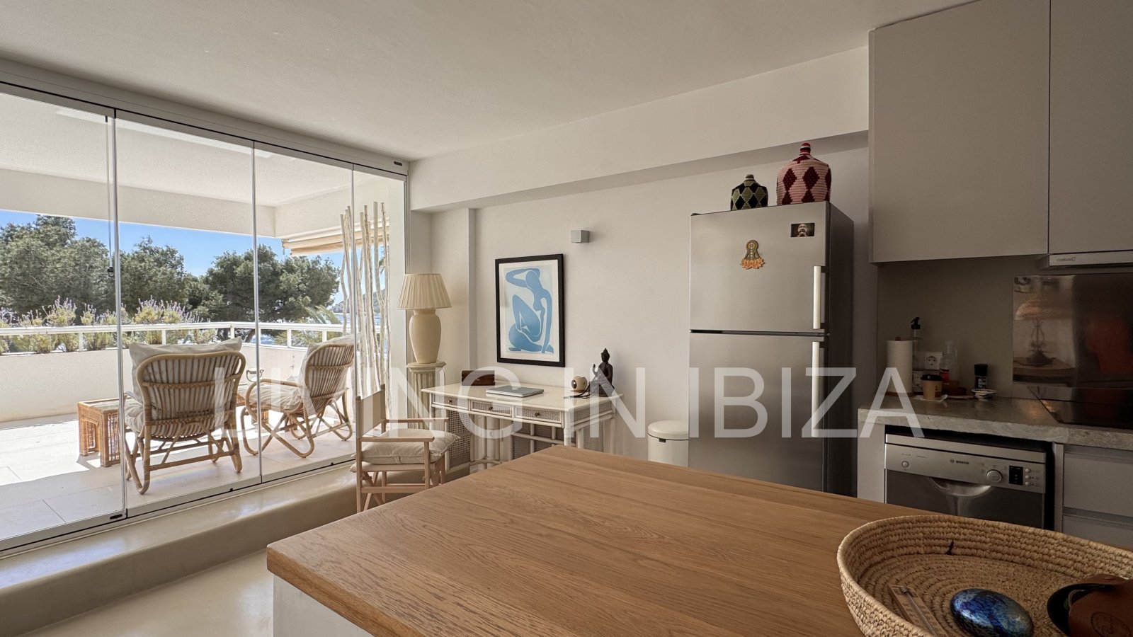 ALQUILER ANUAL. exclusivo piso de diseño en primera línea de mar y playa en el paseo marítimo de Santa Eulalia del Río, Ibiza con vistas al mar