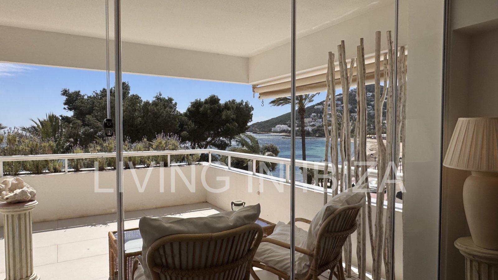 ALQUILER ANUAL. exclusivo piso de diseño en primera línea de mar y playa en el paseo marítimo de Santa Eulalia del Río, Ibiza con vistas al mar