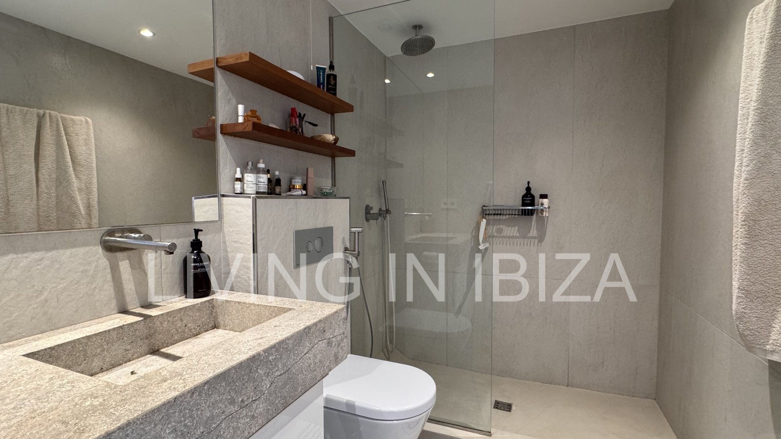 ALQUILER ANUAL. exclusivo piso de diseño en primera línea de mar y playa en el paseo marítimo de Santa Eulalia del Río, Ibiza con vistas al mar