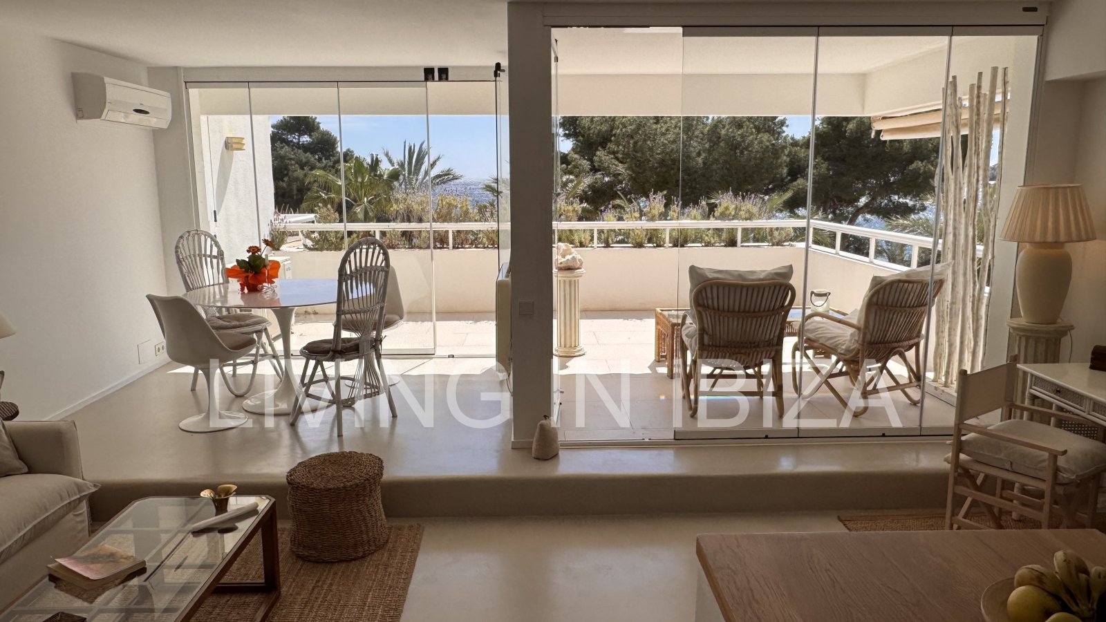 ALQUILER ANUAL. exclusivo piso de diseño en primera línea de mar y playa en el paseo marítimo de Santa Eulalia del Río, Ibiza con vistas al mar