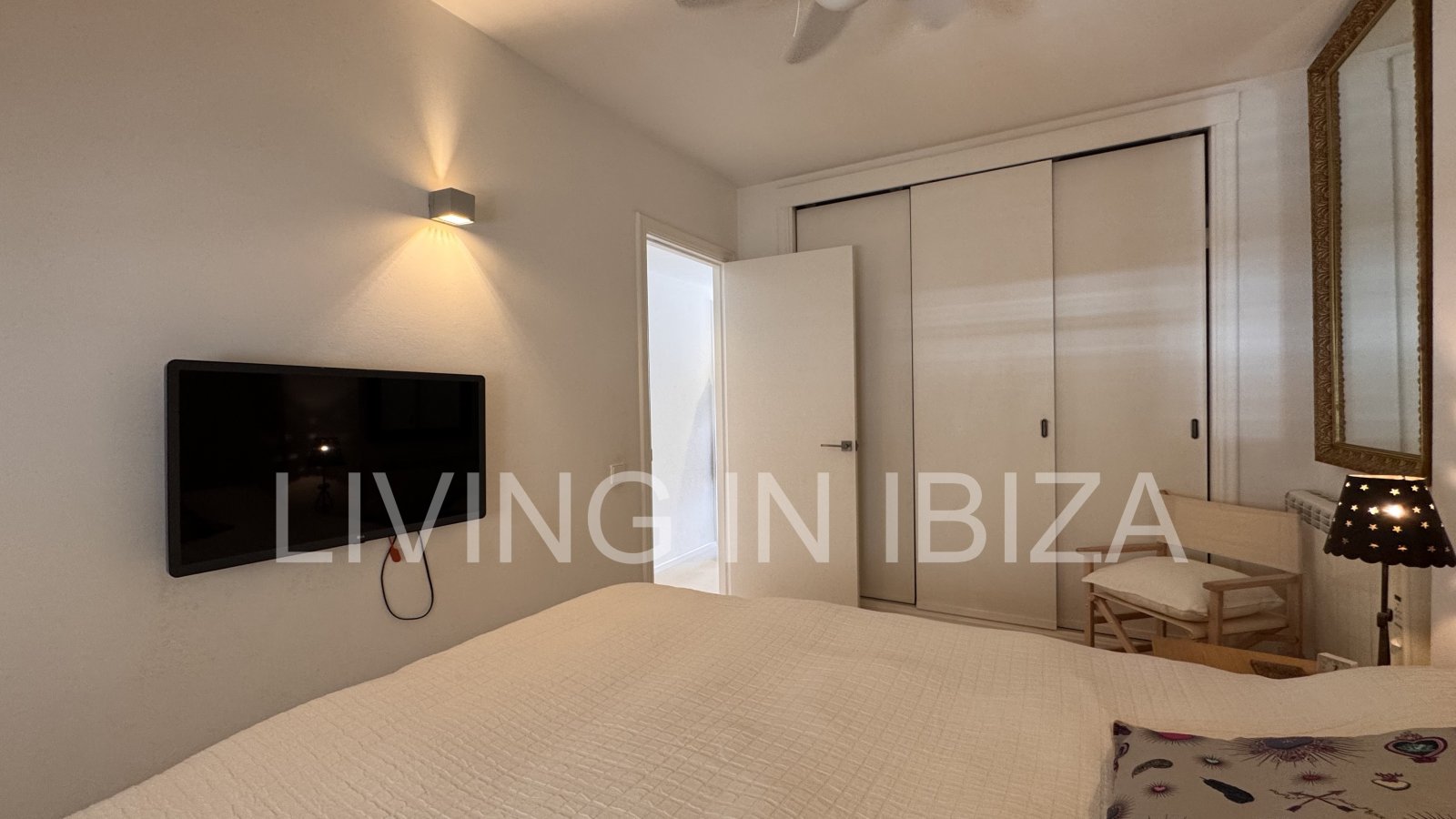 ALQUILER ANUAL. exclusivo piso de diseño en primera línea de mar y playa en el paseo marítimo de Santa Eulalia del Río, Ibiza con vistas al mar