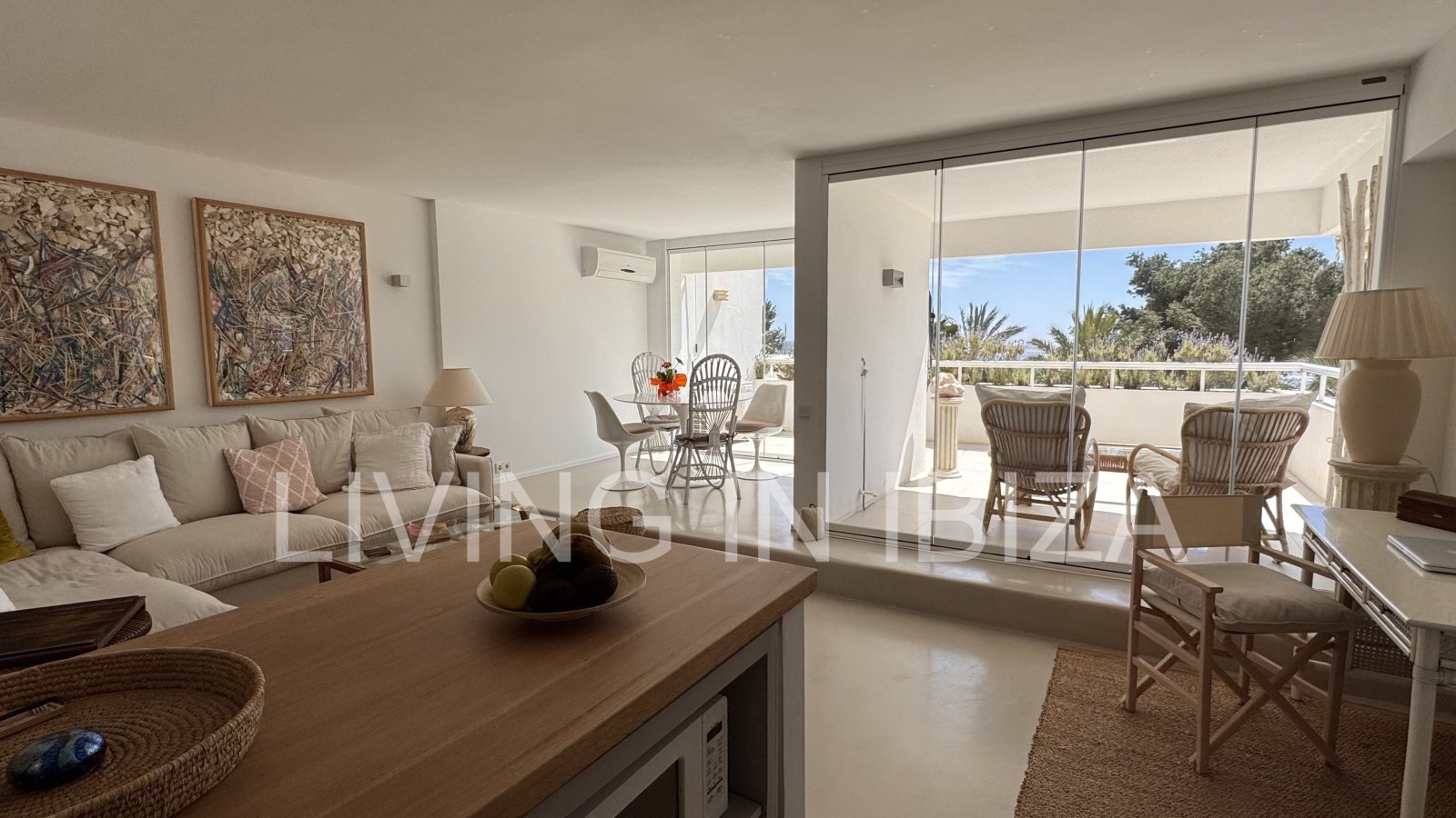 ALQUILER ANUAL. exclusivo piso de diseño en primera línea de mar y playa en el paseo marítimo de Santa Eulalia del Río, Ibiza con vistas al mar