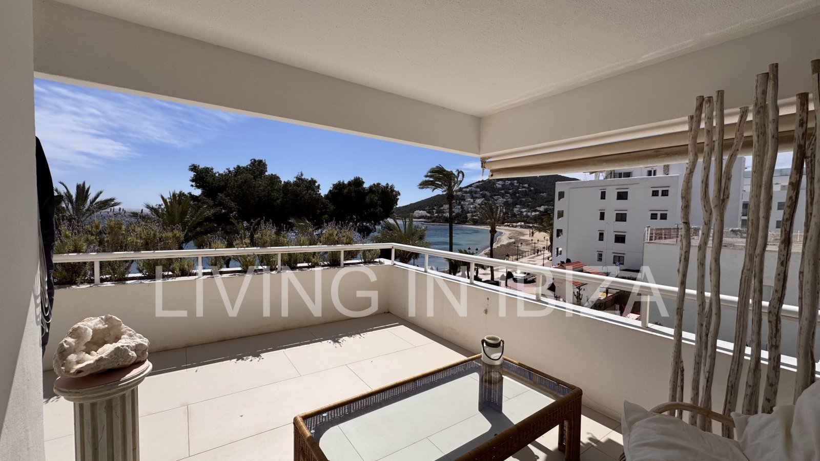 ALQUILER ANUAL. exclusivo piso de diseño en primera línea de mar y playa en el paseo marítimo de Santa Eulalia del Río, Ibiza con vistas al mar