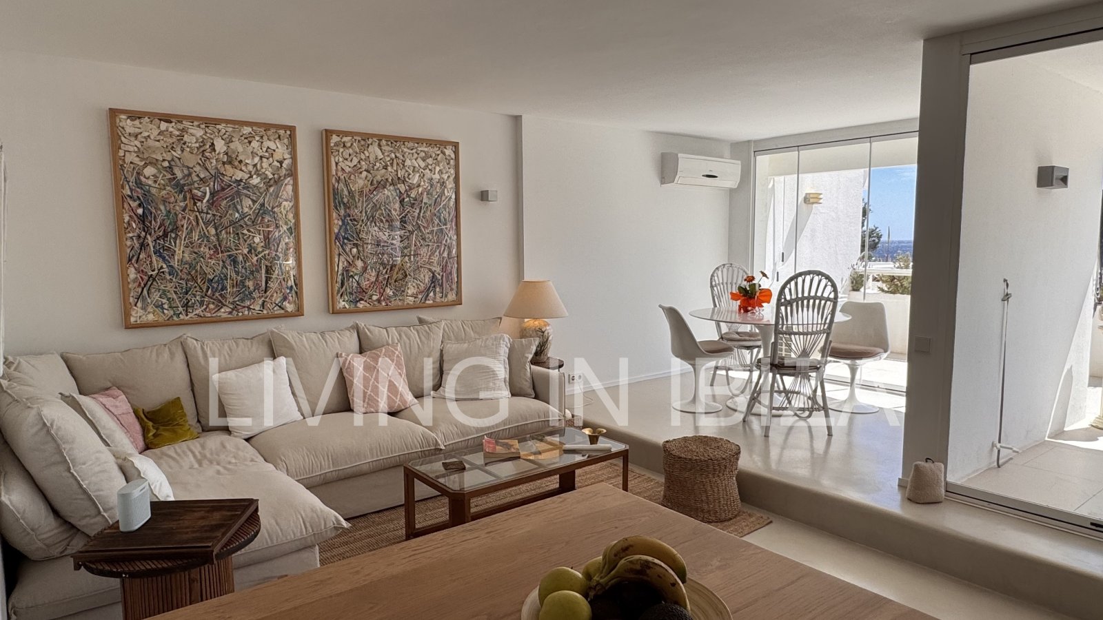 ALQUILER ANUAL. exclusivo piso de diseño en primera línea de mar y playa en el paseo marítimo de Santa Eulalia del Río, Ibiza con vistas al mar