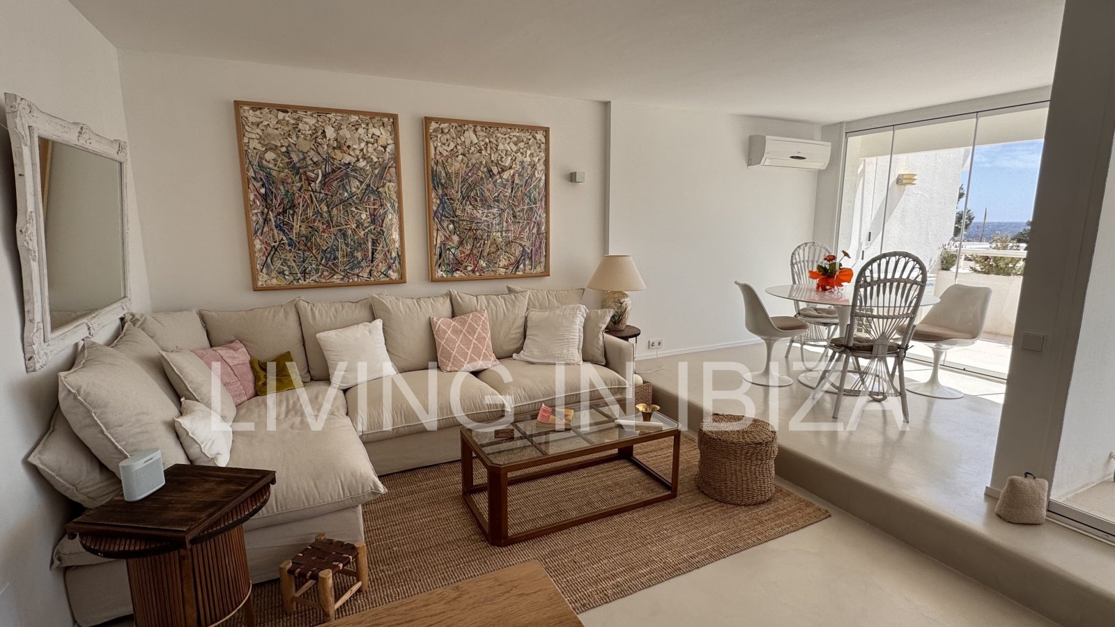 ALQUILER ANUAL. exclusivo piso de diseño en primera línea de mar y playa en el paseo marítimo de Santa Eulalia del Río, Ibiza con vistas al mar