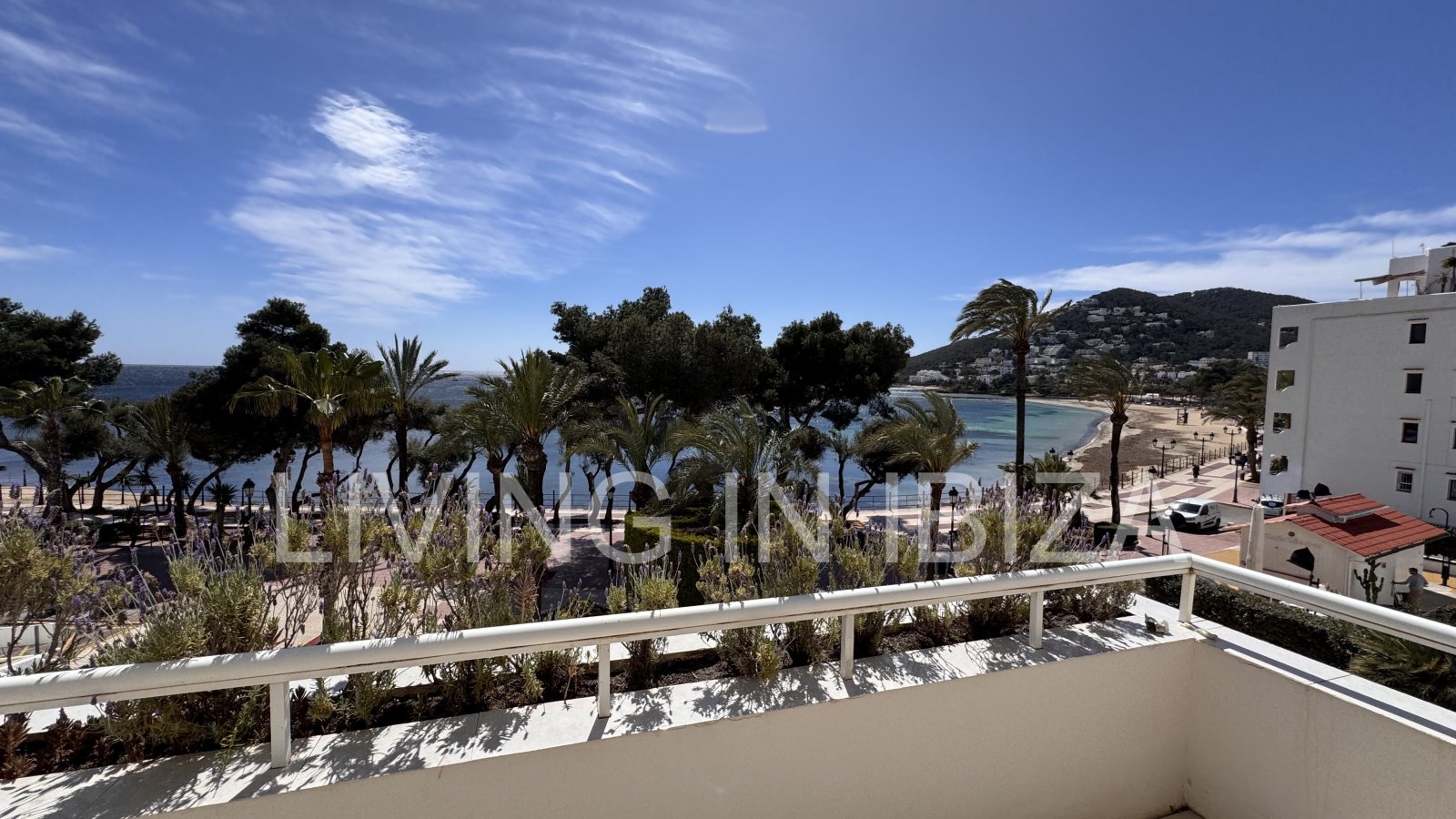 ALQUILER ANUAL. exclusivo piso de diseño en primera línea de mar y playa en el paseo marítimo de Santa Eulalia del Río, Ibiza con vistas al mar