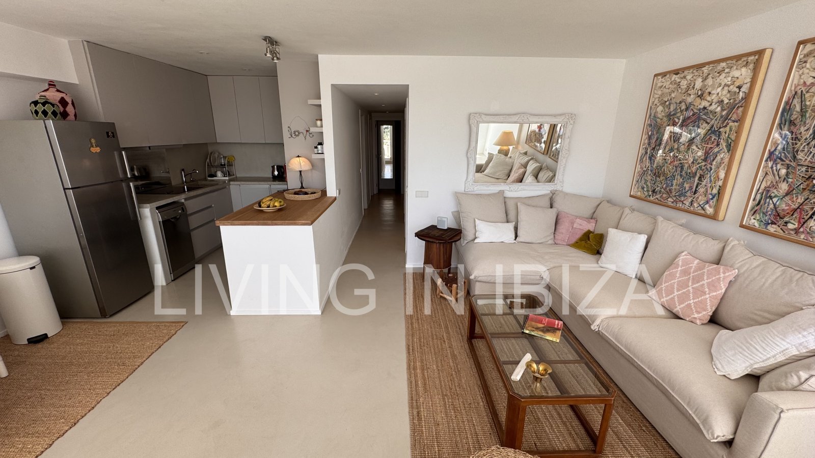 ALQUILER ANUAL. exclusivo piso de diseño en primera línea de mar y playa en el paseo marítimo de Santa Eulalia del Río, Ibiza con vistas al mar