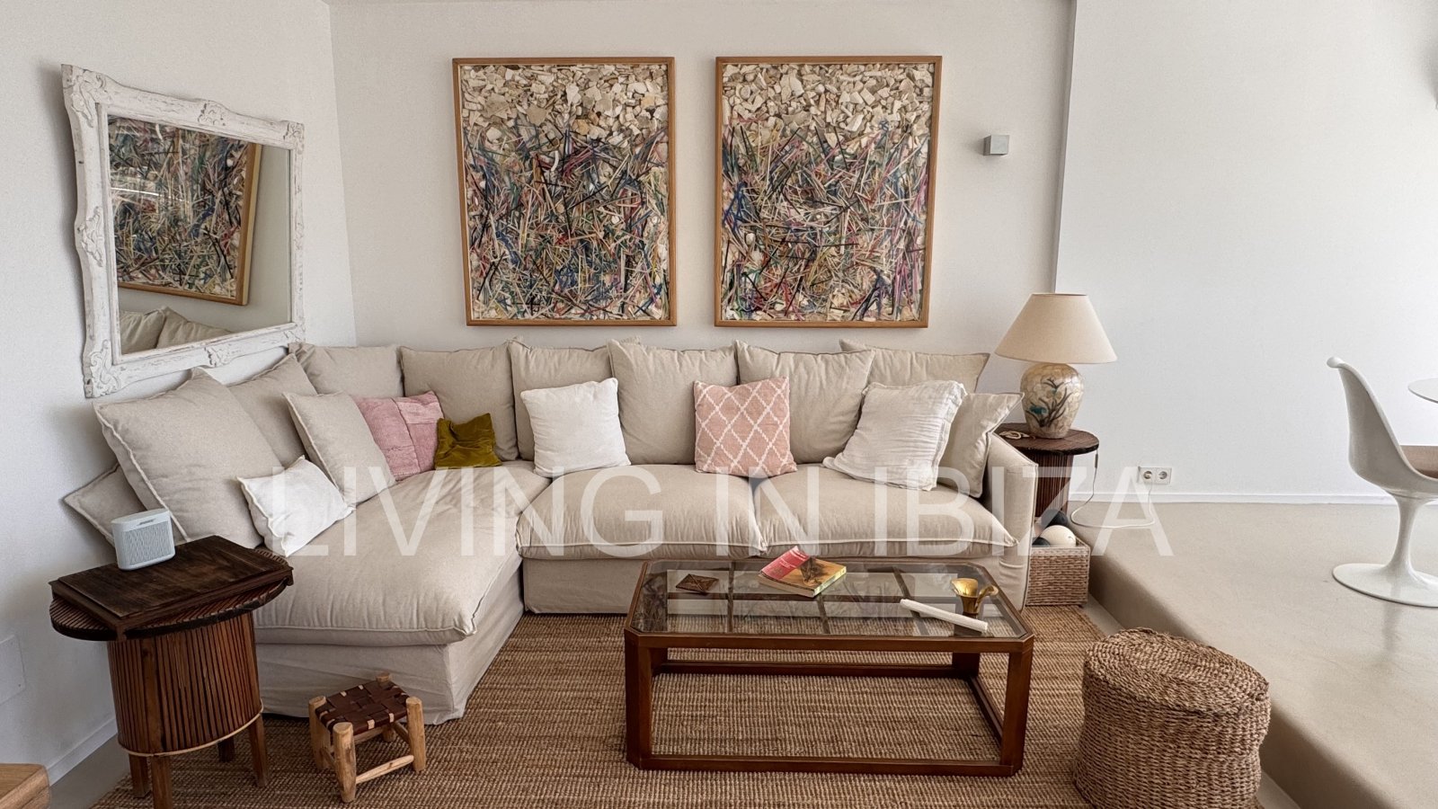 ALQUILER ANUAL. exclusivo piso de diseño en primera línea de mar y playa en el paseo marítimo de Santa Eulalia del Río, Ibiza con vistas al mar