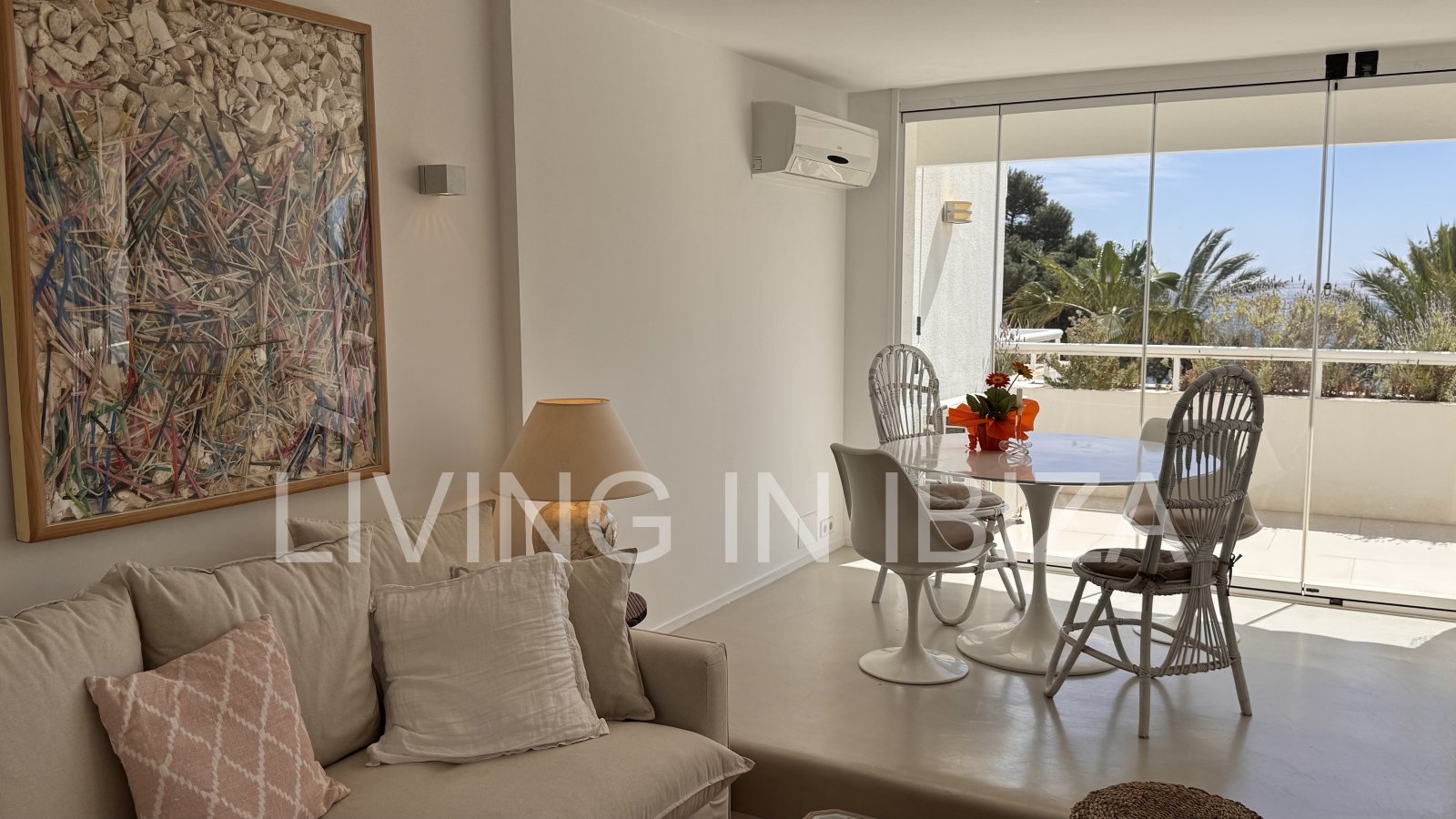 ALQUILER ANUAL. exclusivo piso de diseño en primera línea de mar y playa en el paseo marítimo de Santa Eulalia del Río, Ibiza con vistas al mar