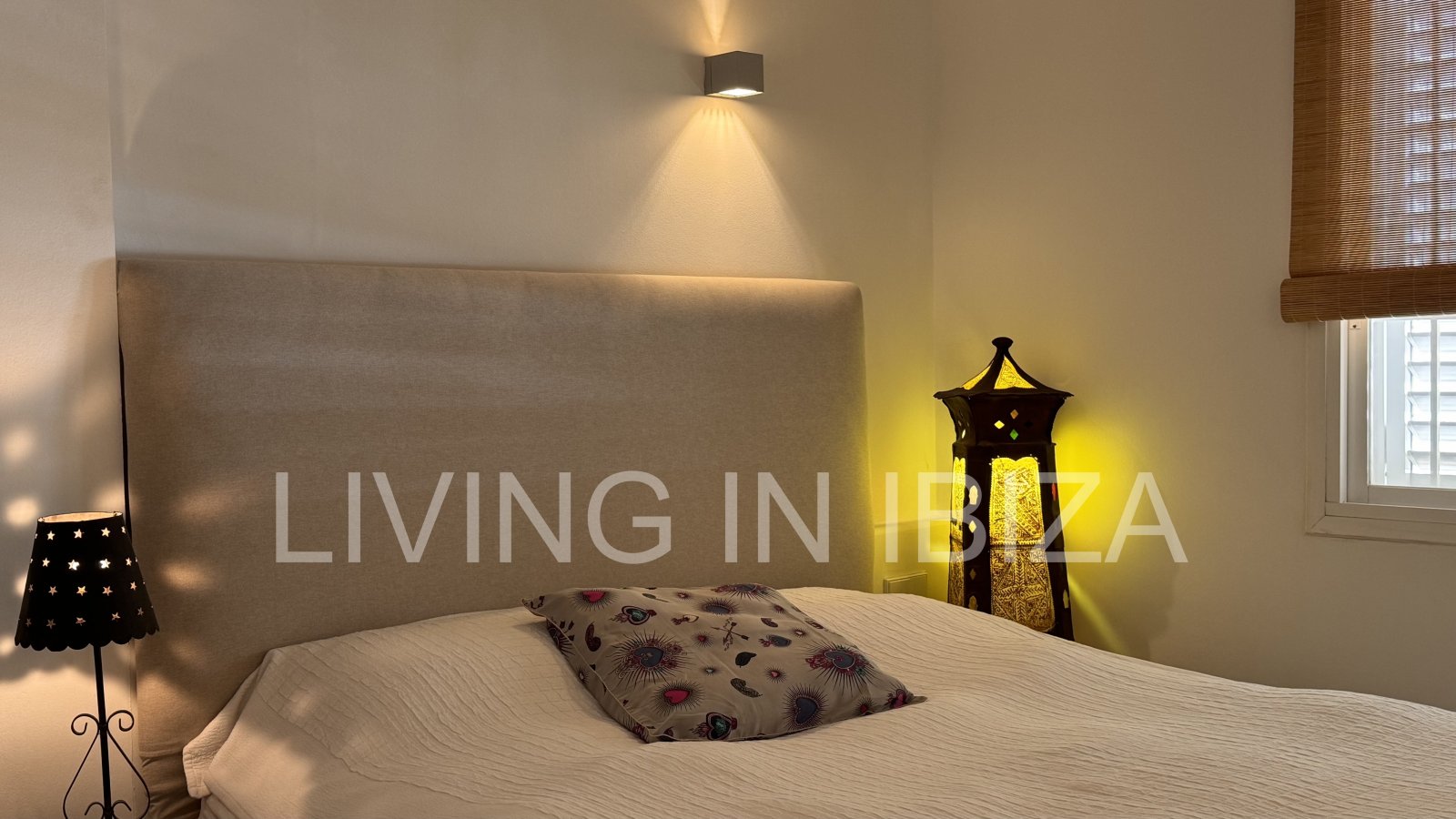 ALQUILER ANUAL. exclusivo piso de diseño en primera línea de mar y playa en el paseo marítimo de Santa Eulalia del Río, Ibiza con vistas al mar