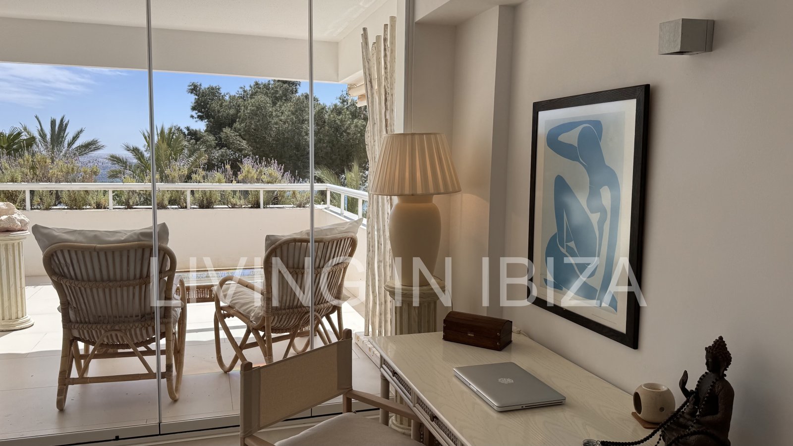 ALQUILER ANUAL. exclusivo piso de diseño en primera línea de mar y playa en el paseo marítimo de Santa Eulalia del Río, Ibiza con vistas al mar
