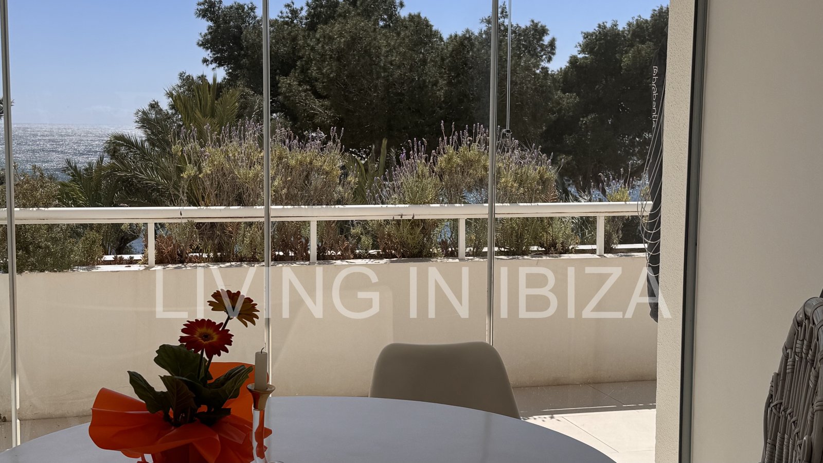 ALQUILER ANUAL. exclusivo piso de diseño en primera línea de mar y playa en el paseo marítimo de Santa Eulalia del Río, Ibiza con vistas al mar