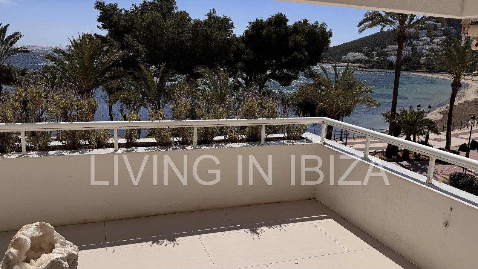 ALQUILER ANUAL. exclusivo piso de diseño en primera línea de mar y playa en el paseo marítimo de Santa Eulalia del Río, Ibiza con vistas al mar