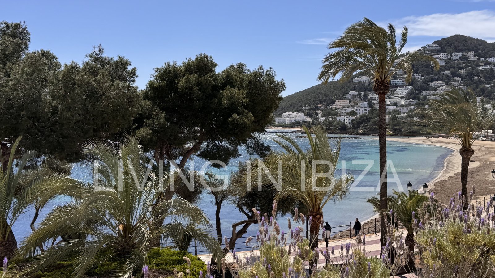 ALQUILER ANUAL. exclusivo piso de diseño en primera línea de mar y playa en el paseo marítimo de Santa Eulalia del Río, Ibiza con vistas al mar