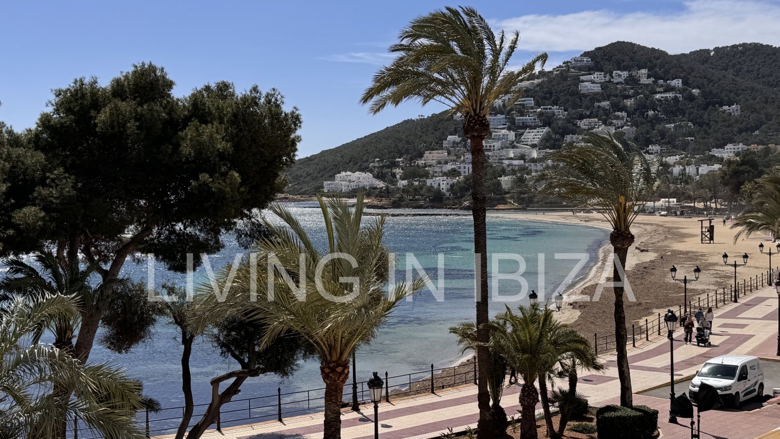 ALQUILER ANUAL. exclusivo piso de diseño en primera línea de mar y playa en el paseo marítimo de Santa Eulalia del Río, Ibiza con vistas al mar