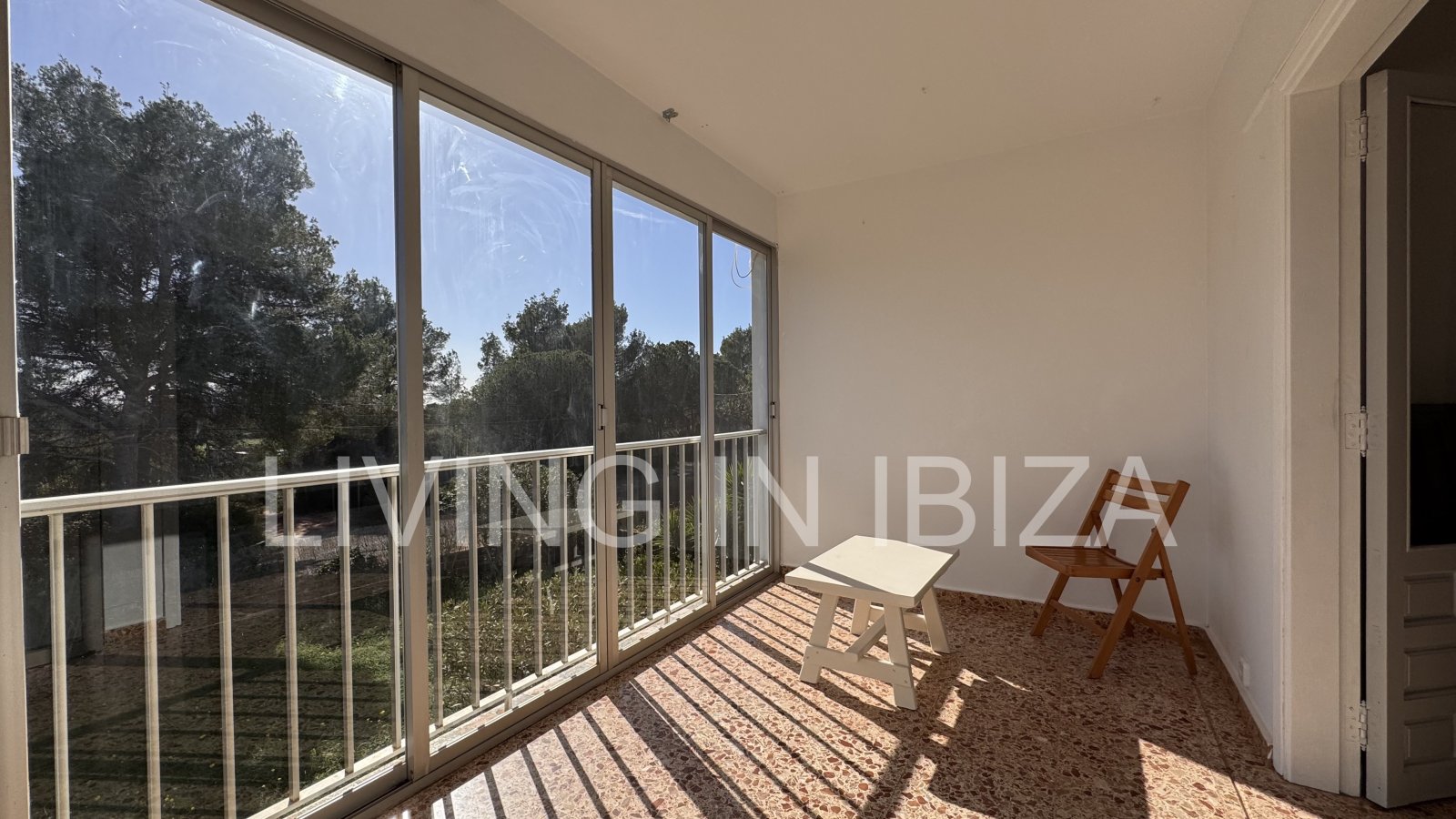 Cala Pada: ALQUILER ANUAL.  Se alquila anualmente. Casa de un primer piso ubicada en el campo, con acceso por escalera exterior, en la zona de Cala Pada, en Sant 