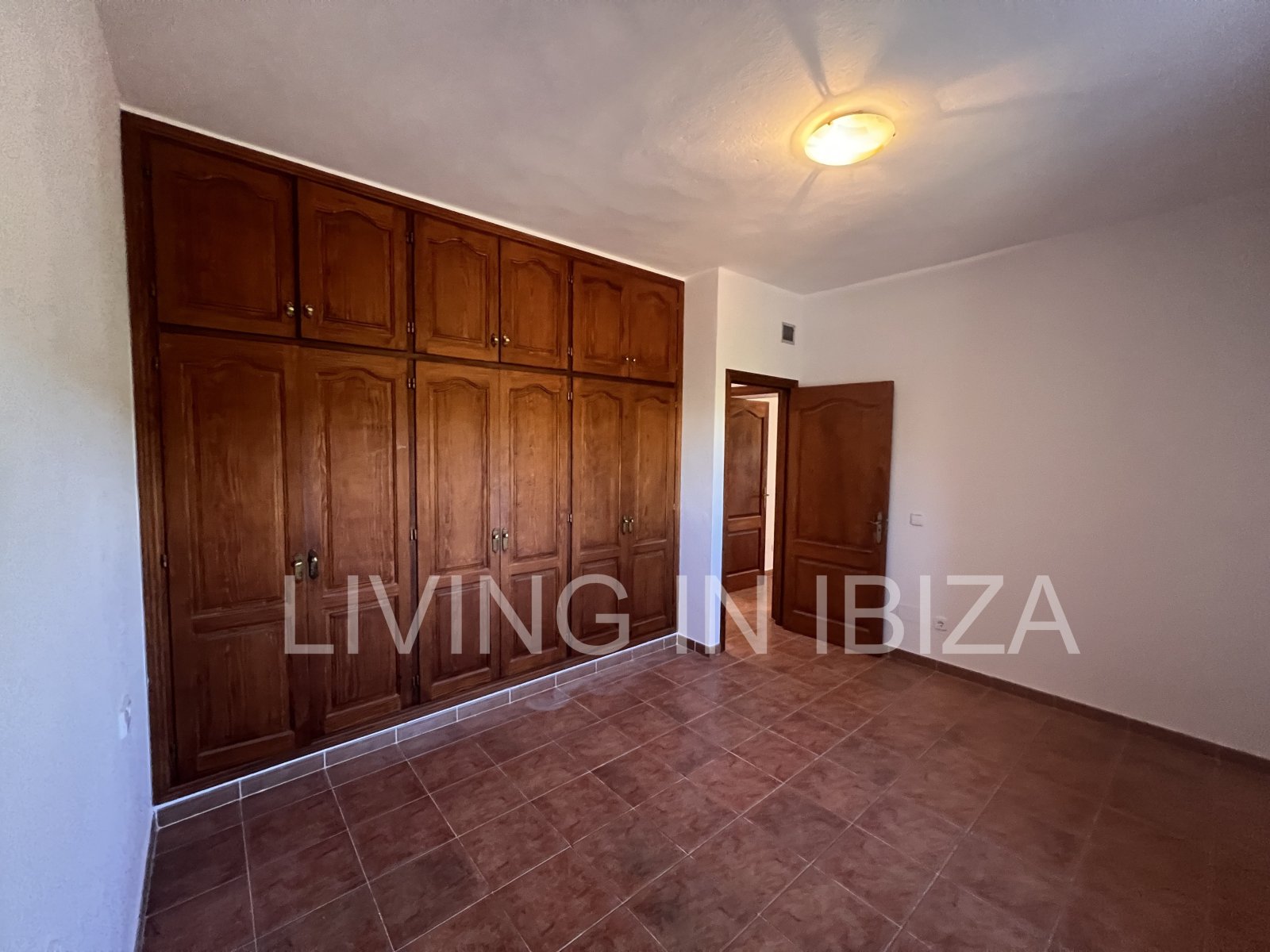 Se alquila anual. Casa independiente «Blumenfeld»: cerca de San Carlos, en Santa Eulalia del Río (Ibiza), en dirección del Valle de Morna. 