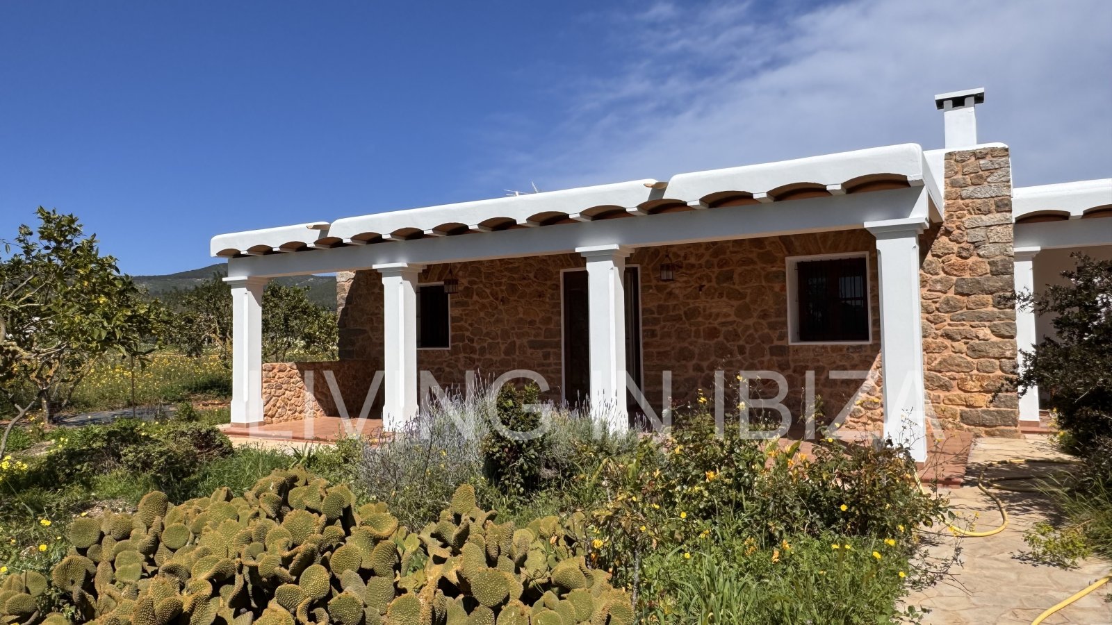 Se alquila anual. Casa independiente «Blumenfeld»: cerca de San Carlos, en Santa Eulalia del Río (Ibiza), en dirección del Valle de Morna. 