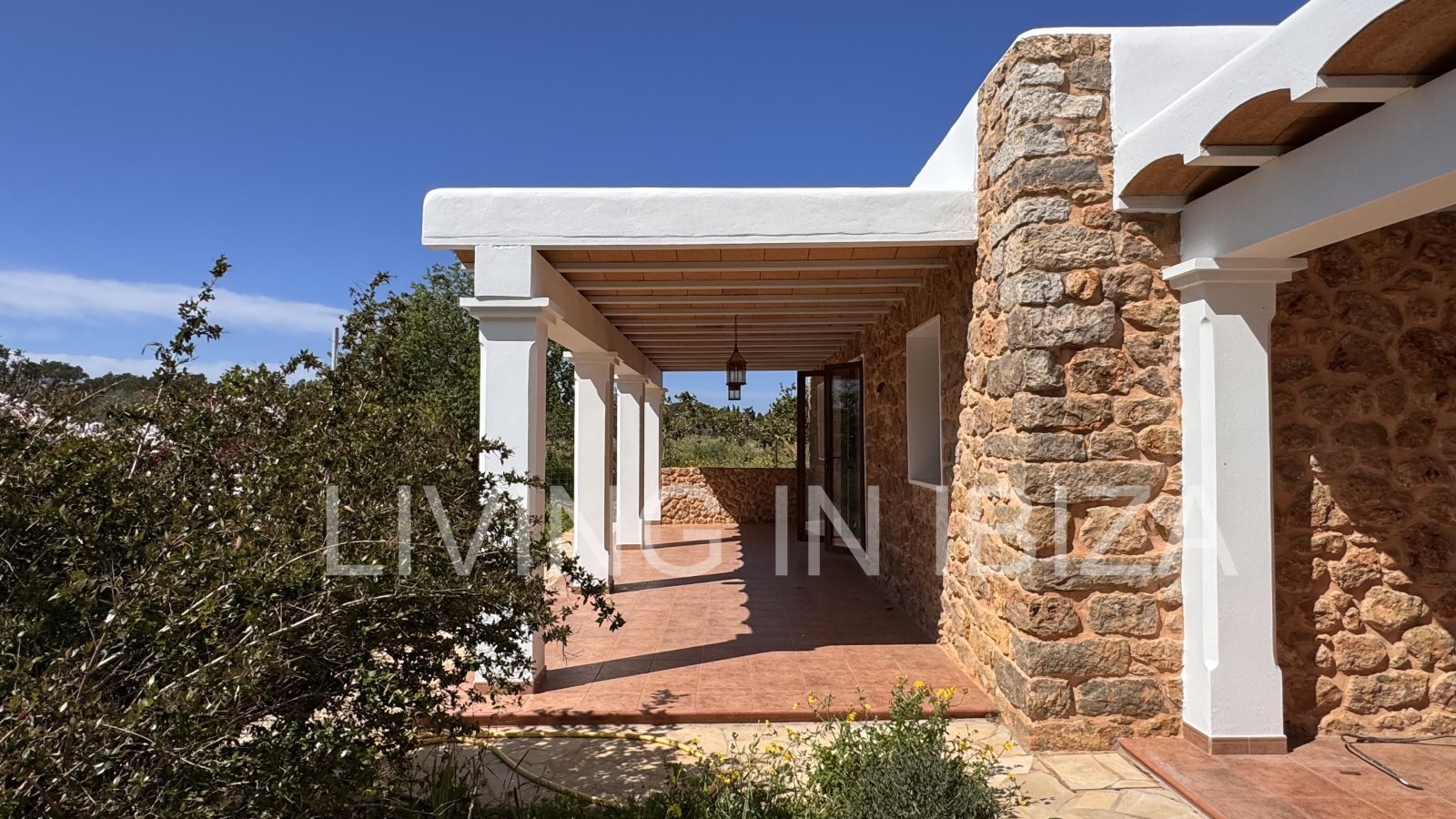 Se alquila anual. Casa independiente «Blumenfeld»: cerca de San Carlos, en Santa Eulalia del Río (Ibiza), en dirección del Valle de Morna. 