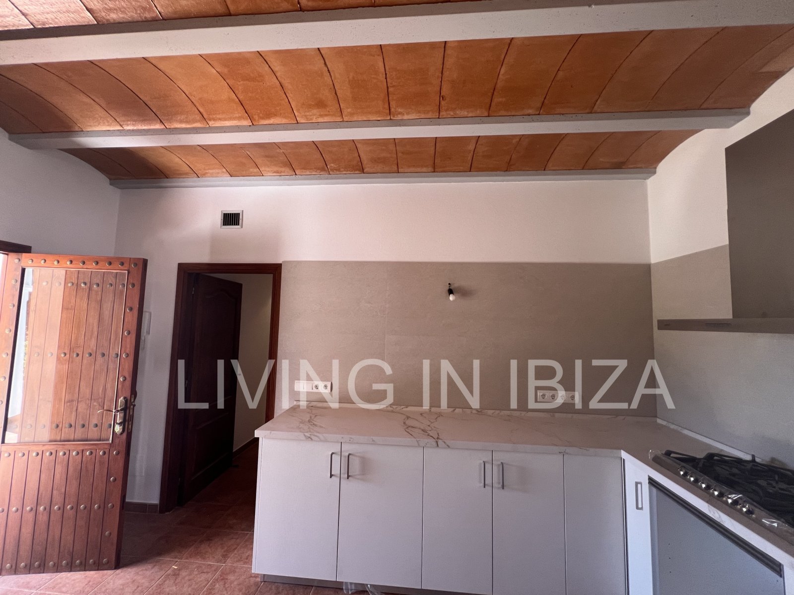 Se alquila anual. Casa independiente «Blumenfeld»: cerca de San Carlos, en Santa Eulalia del Río (Ibiza), en dirección del Valle de Morna. 