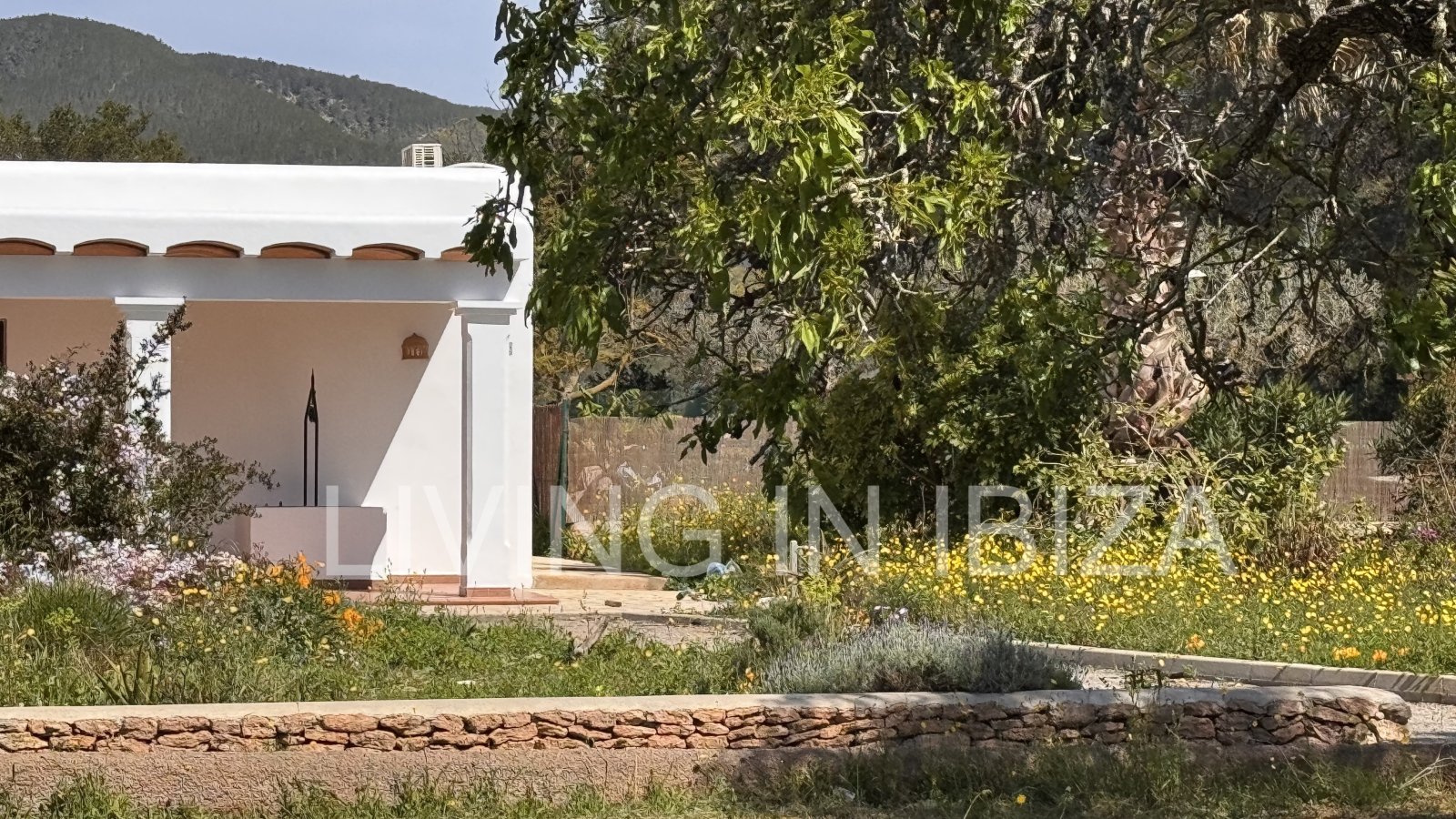 Se alquila anual. Casa independiente «Blumenfeld»: cerca de San Carlos, en Santa Eulalia del Río (Ibiza), en dirección del Valle de Morna. 