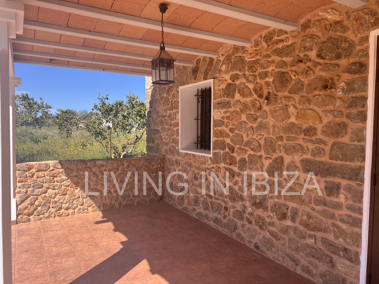 Se alquila anual. Casa independiente «Blumenfeld»: cerca de San Carlos, en Santa Eulalia del Río (Ibiza), en dirección del Valle de Morna. 