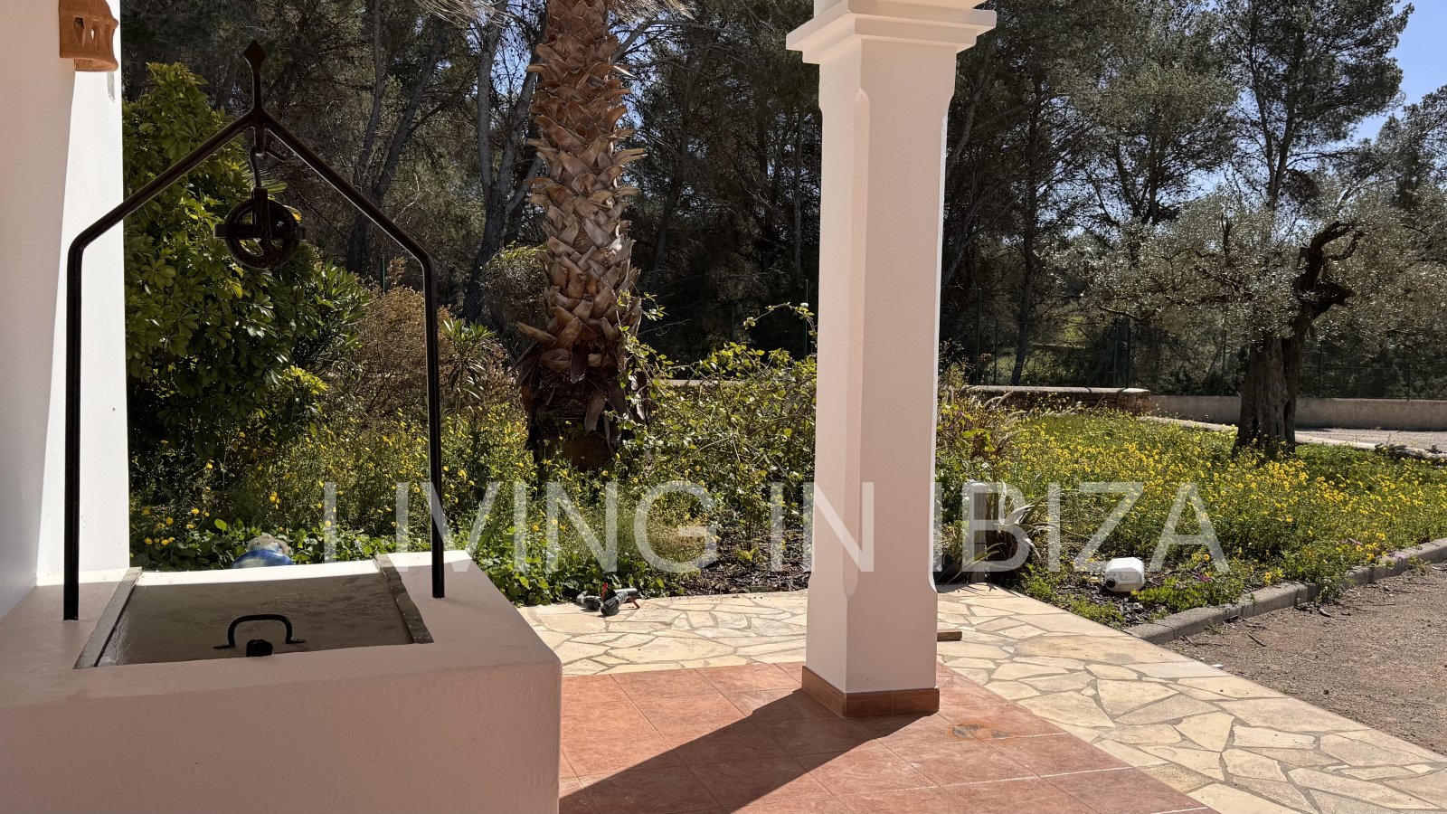 Se alquila anual. Casa independiente «Blumenfeld»: cerca de San Carlos, en Santa Eulalia del Río (Ibiza), en dirección del Valle de Morna. 