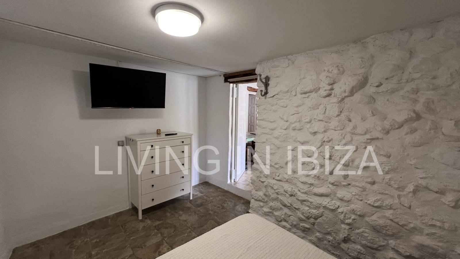 CONTRATO TEMPORAL. Se alquila confortable casa independiente, unifamiliar en Es Canar, Santa Eulalia del Rio. A unos 800 metros del mar. Con piscina