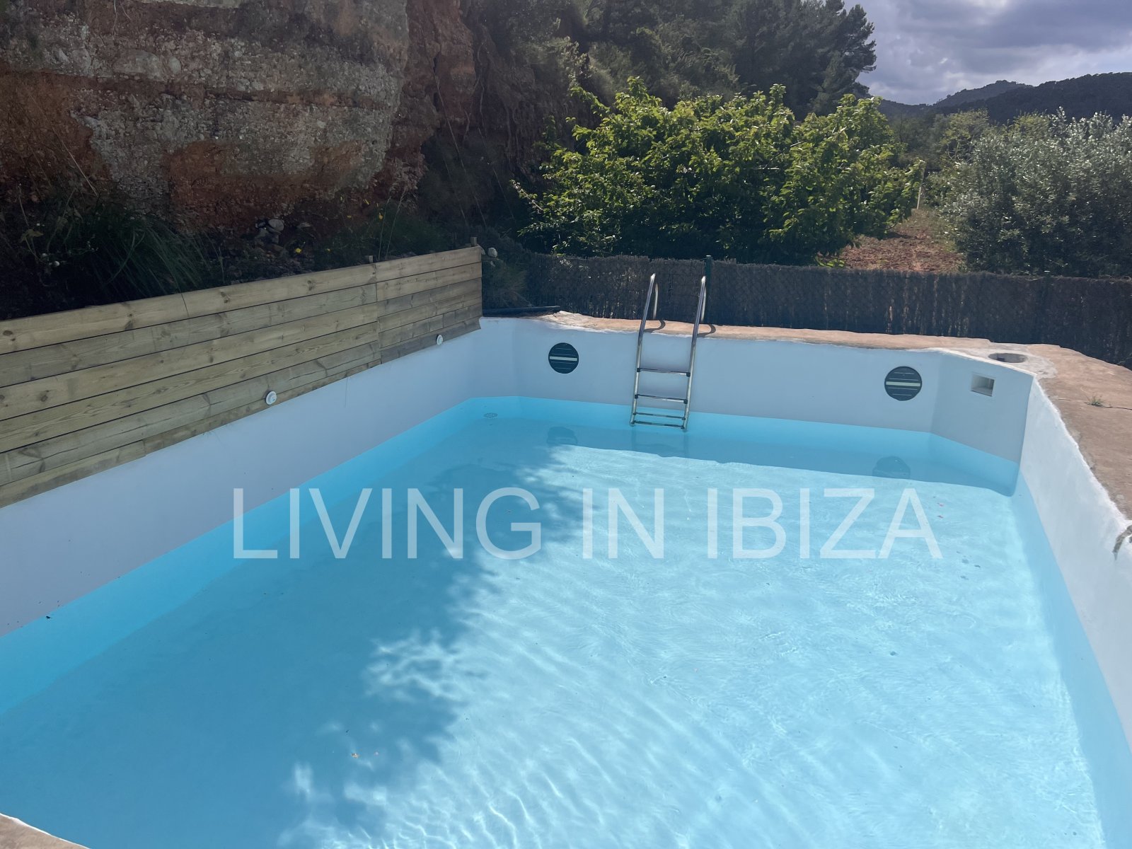 CONTRATO TEMPORAL. Se alquila confortable casa independiente, unifamiliar en Es Canar, Santa Eulalia del Rio. A unos 800 metros del mar. Con piscina