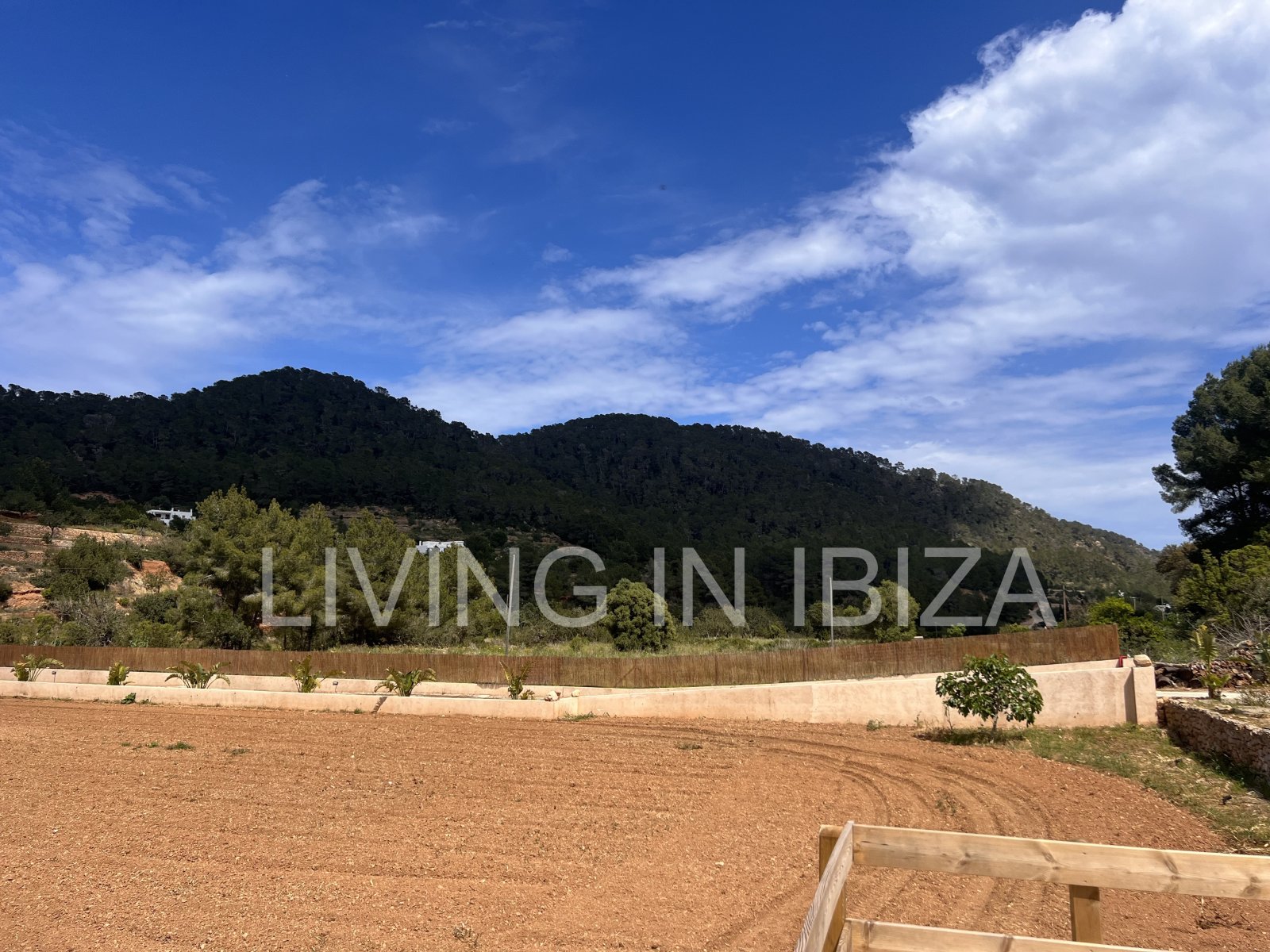 CONTRATO TEMPORAL. Se alquila confortable casa independiente, unifamiliar en Es Canar, Santa Eulalia del Rio. A unos 800 metros del mar. Con piscina