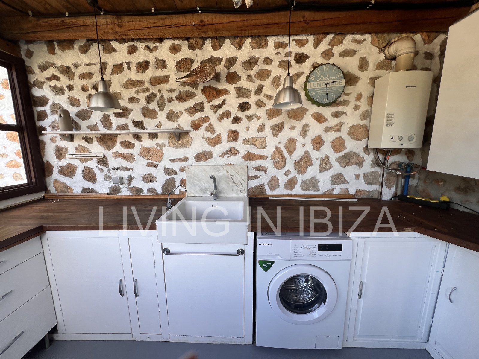 CONTRATO TEMPORAL. Se alquila confortable casa independiente, unifamiliar en Es Canar, Santa Eulalia del Rio. A unos 800 metros del mar. Con piscina