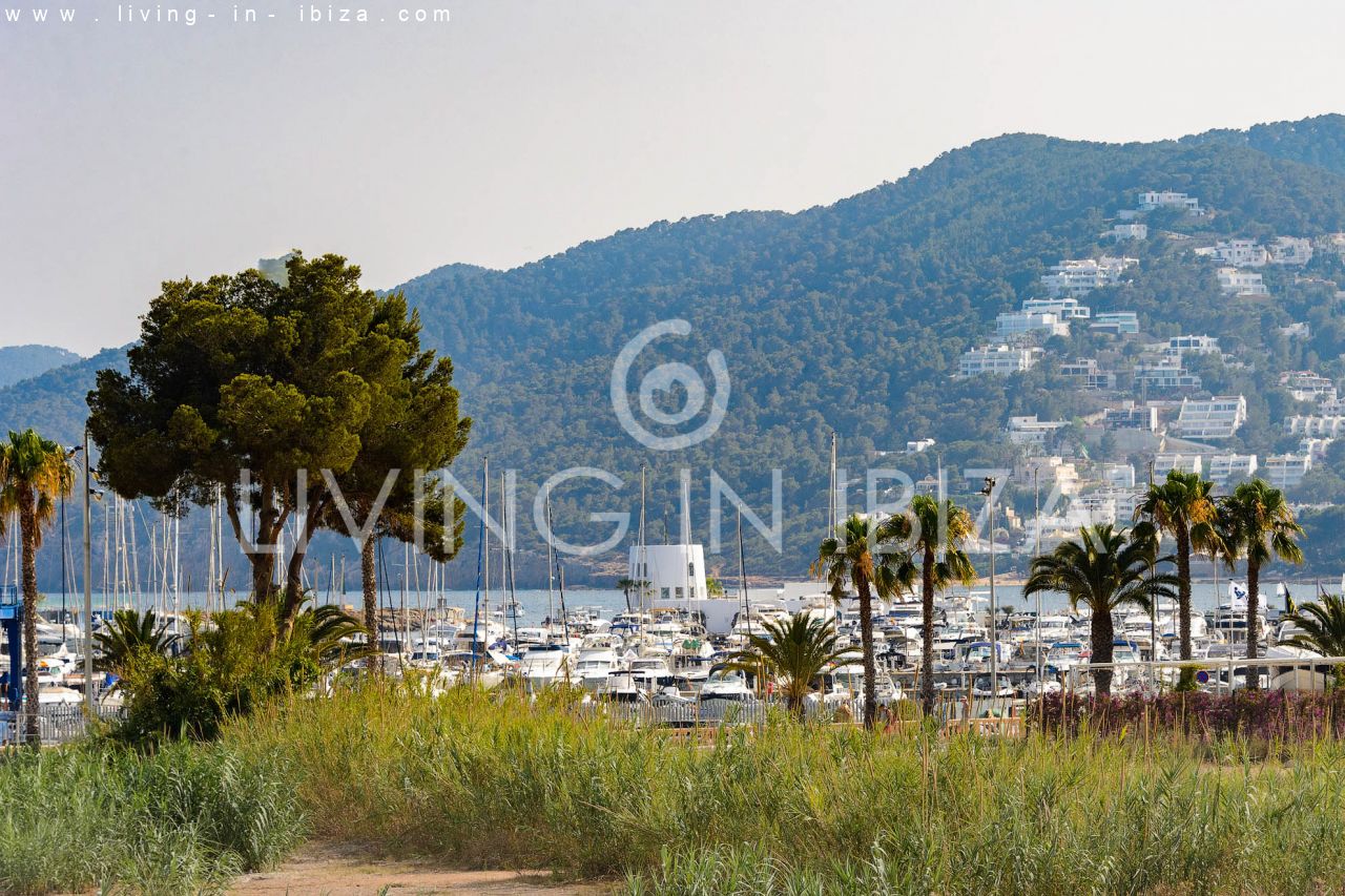 Alquiler anual / Contrato largo plazo - Piso muy espacioso, bonito y acogedor en Santa Eulalia del Río, Ibiza. Con piscina y jardín comunitarios.