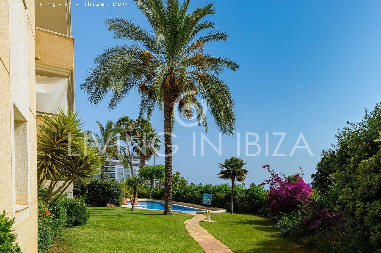 Santa Eulalia del Río: Alquiler anual / Contrato largo plazo - Piso muy espacioso, bonito y acogedor en Santa Eulalia del Río, Ibiza. Con piscina y jardín comunitarios. 