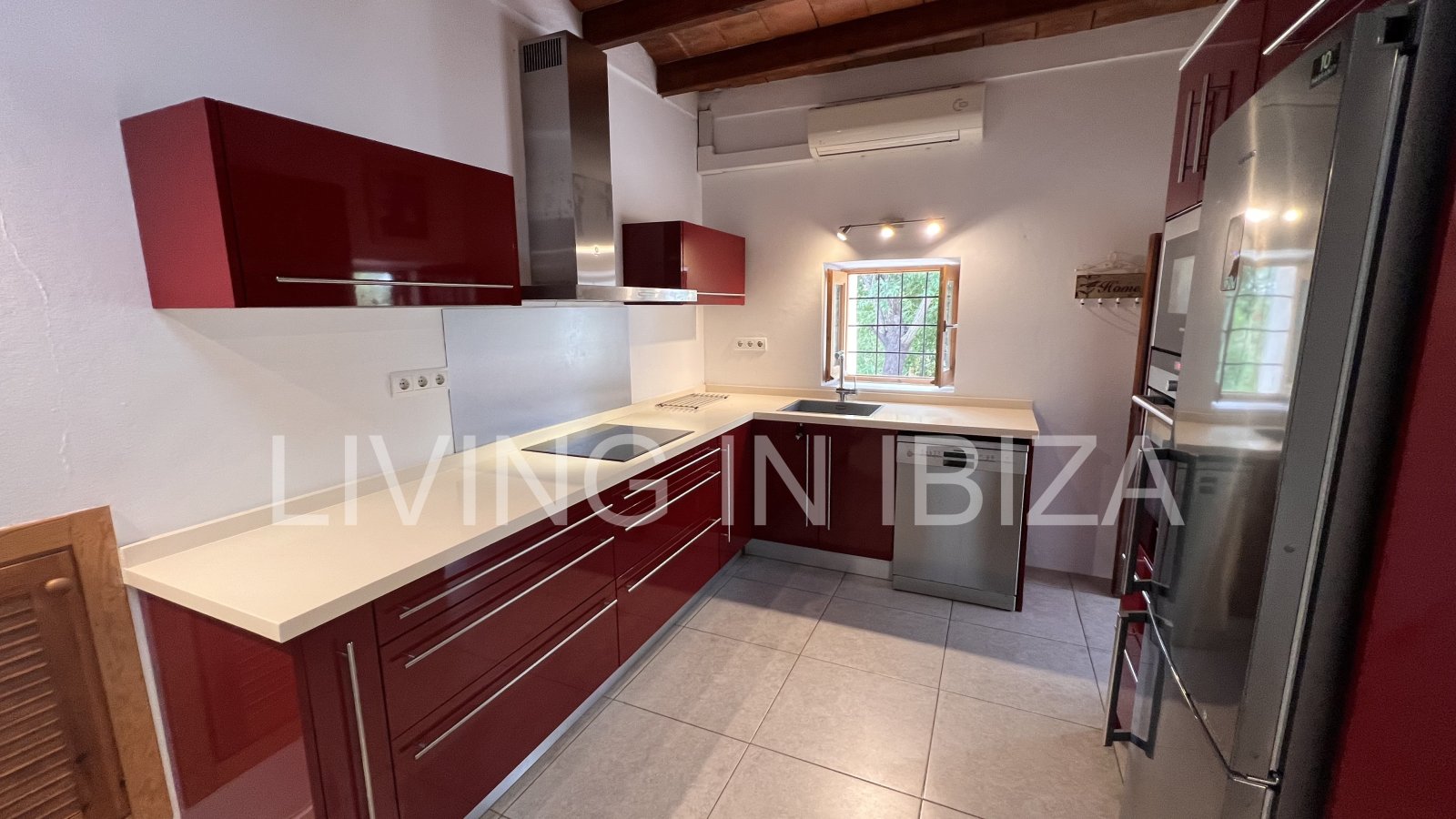 casa de ensueño en alquiler por la temporada de verano en el municipio de Santa Eulalia del Río (Ibiza). Si busca desconectar, este es el lugar ideal.