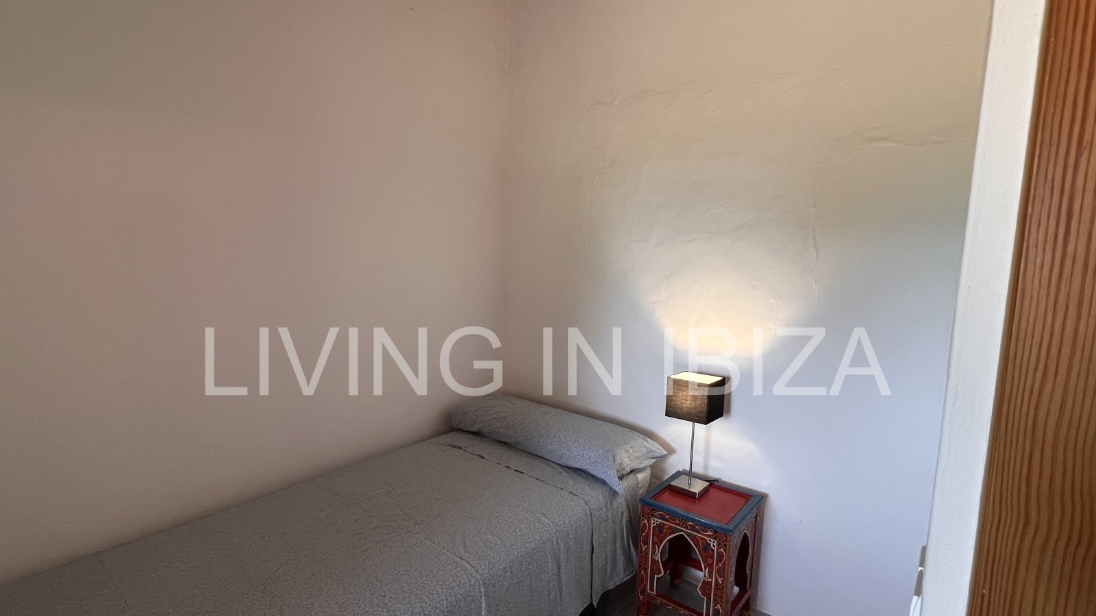 casa de ensueño en alquiler por la temporada de verano en el municipio de Santa Eulalia del Río (Ibiza). Si busca desconectar, este es el lugar ideal.