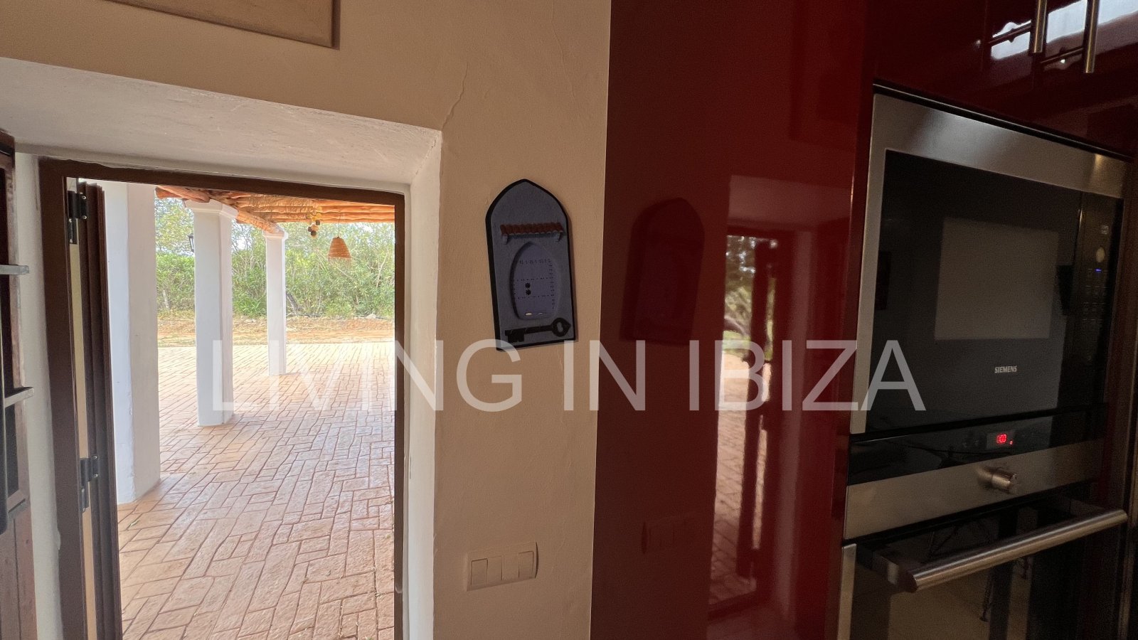 casa de ensueño en alquiler por la temporada de verano en el municipio de Santa Eulalia del Río (Ibiza). Si busca desconectar, este es el lugar ideal.