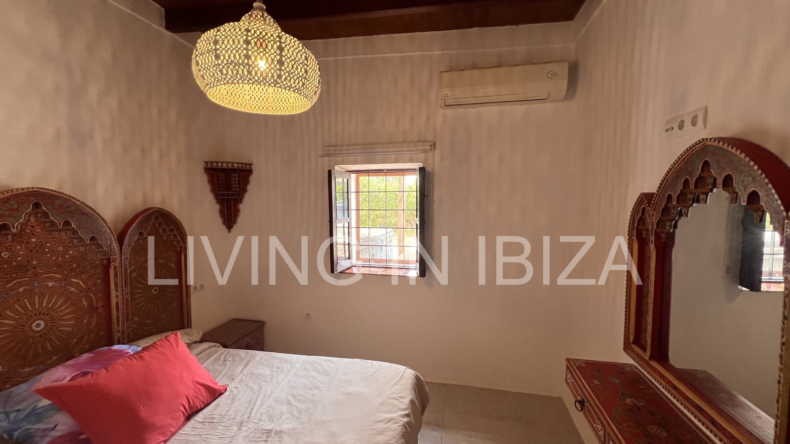 casa de ensueño en alquiler por la temporada de verano en el municipio de Santa Eulalia del Río (Ibiza). Si busca desconectar, este es el lugar ideal.