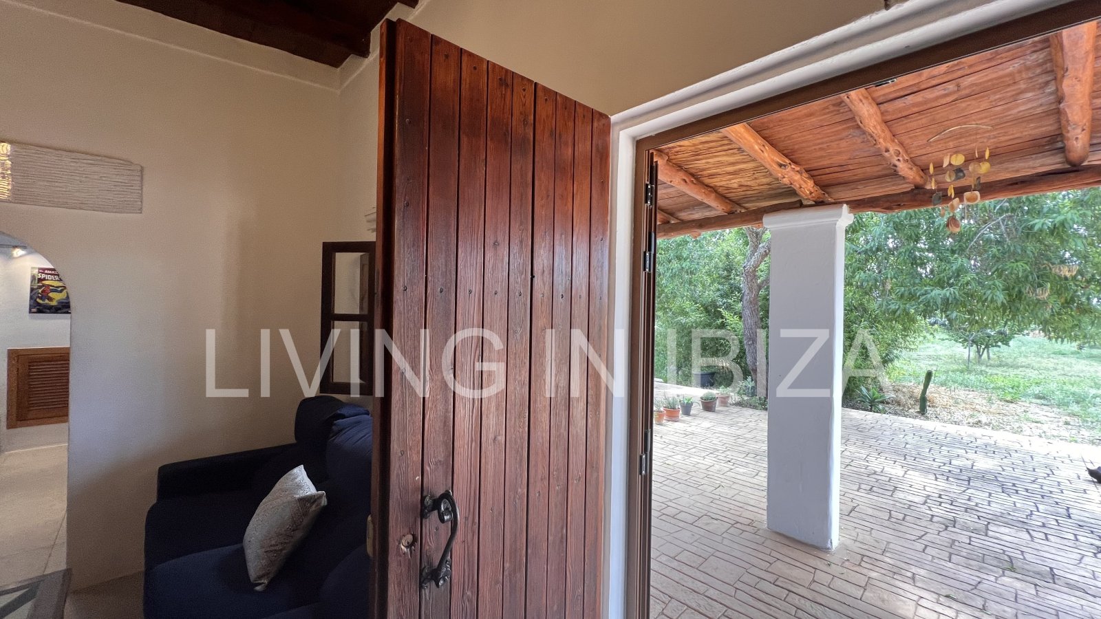 casa de ensueño en alquiler por la temporada de verano en el municipio de Santa Eulalia del Río (Ibiza). Si busca desconectar, este es el lugar ideal.