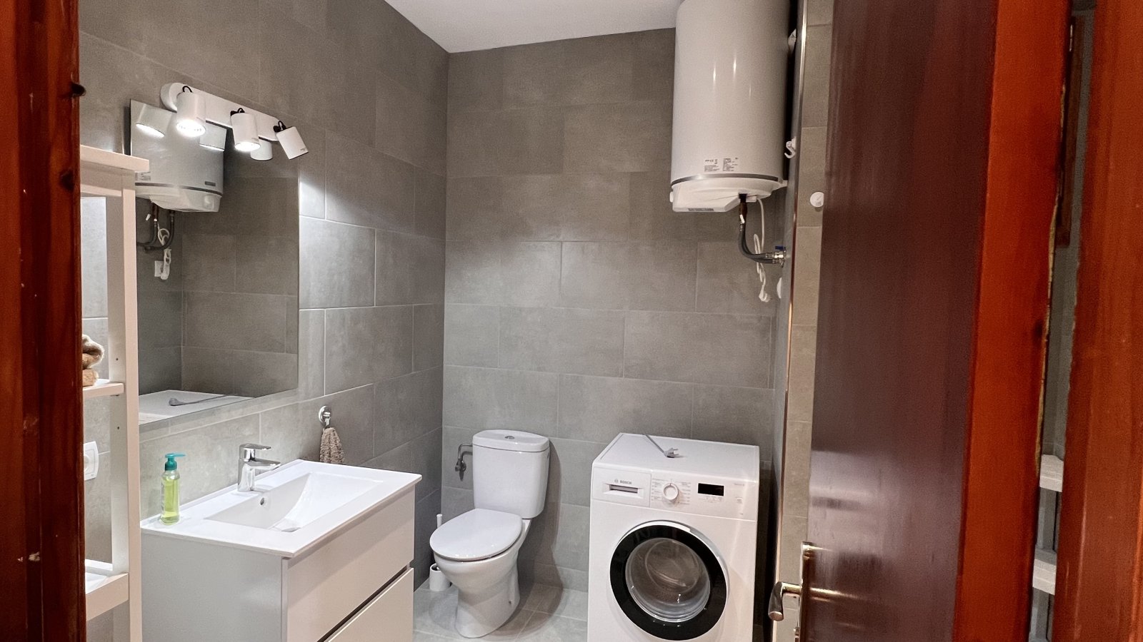 Alquiler de temporada: acogedor apartamento con terraza en el centro de Santa Eulalia del Río (Ibiza).