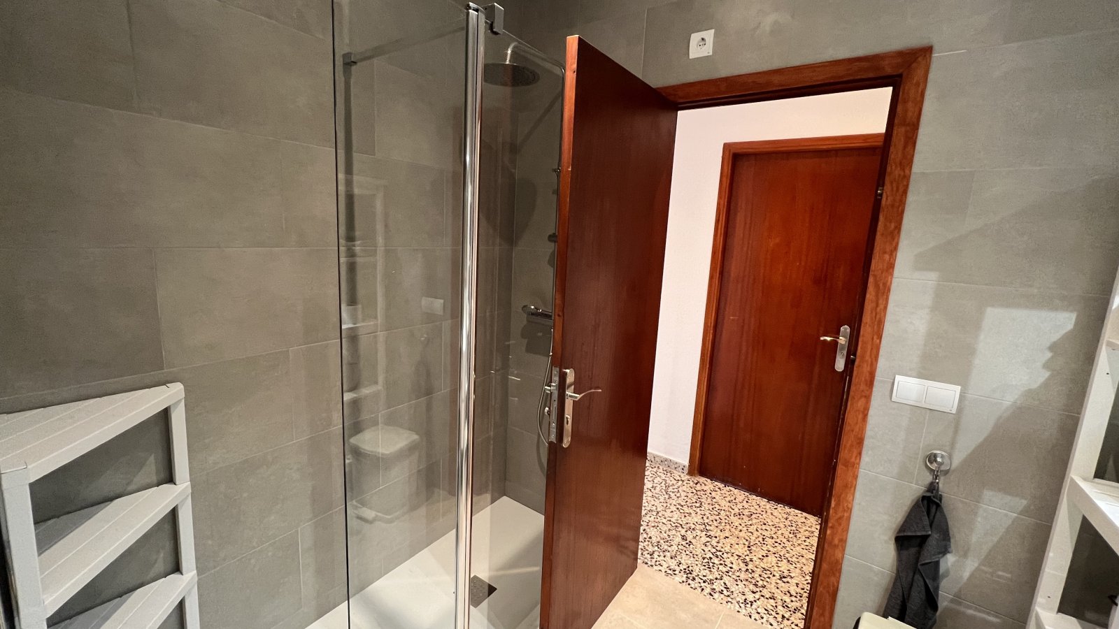 Alquiler de temporada: acogedor apartamento con terraza en el centro de Santa Eulalia del Río (Ibiza).