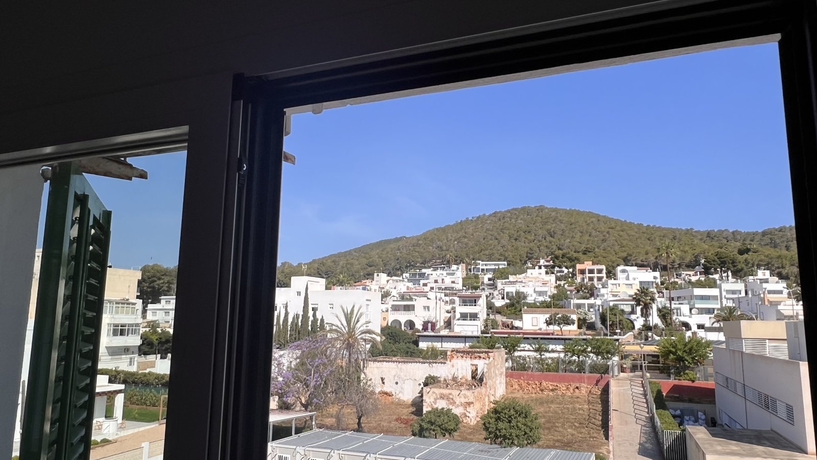 Alquiler de temporada: acogedor apartamento con terraza en el centro de Santa Eulalia del Río (Ibiza).