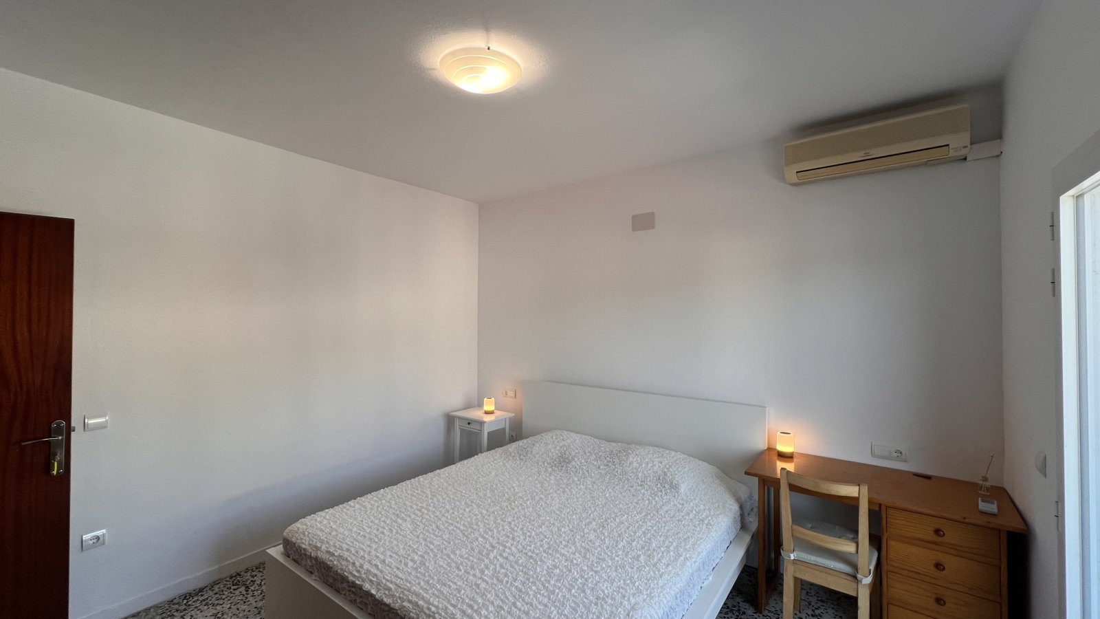 Alquiler de temporada: acogedor apartamento con terraza en el centro de Santa Eulalia del Río (Ibiza).