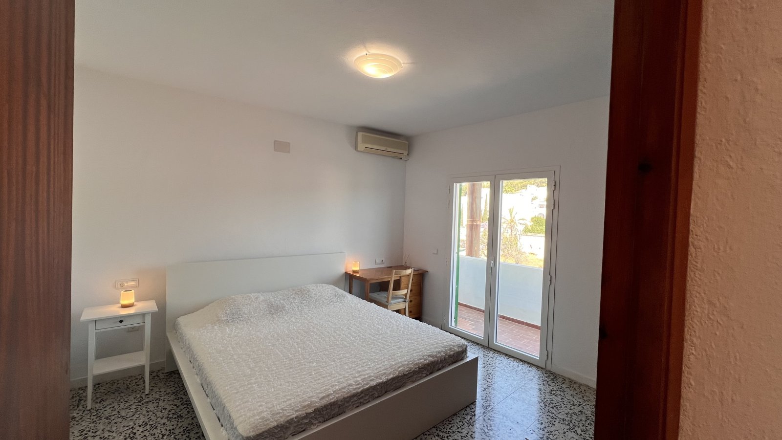 Alquiler de temporada: acogedor apartamento con terraza en el centro de Santa Eulalia del Río (Ibiza).