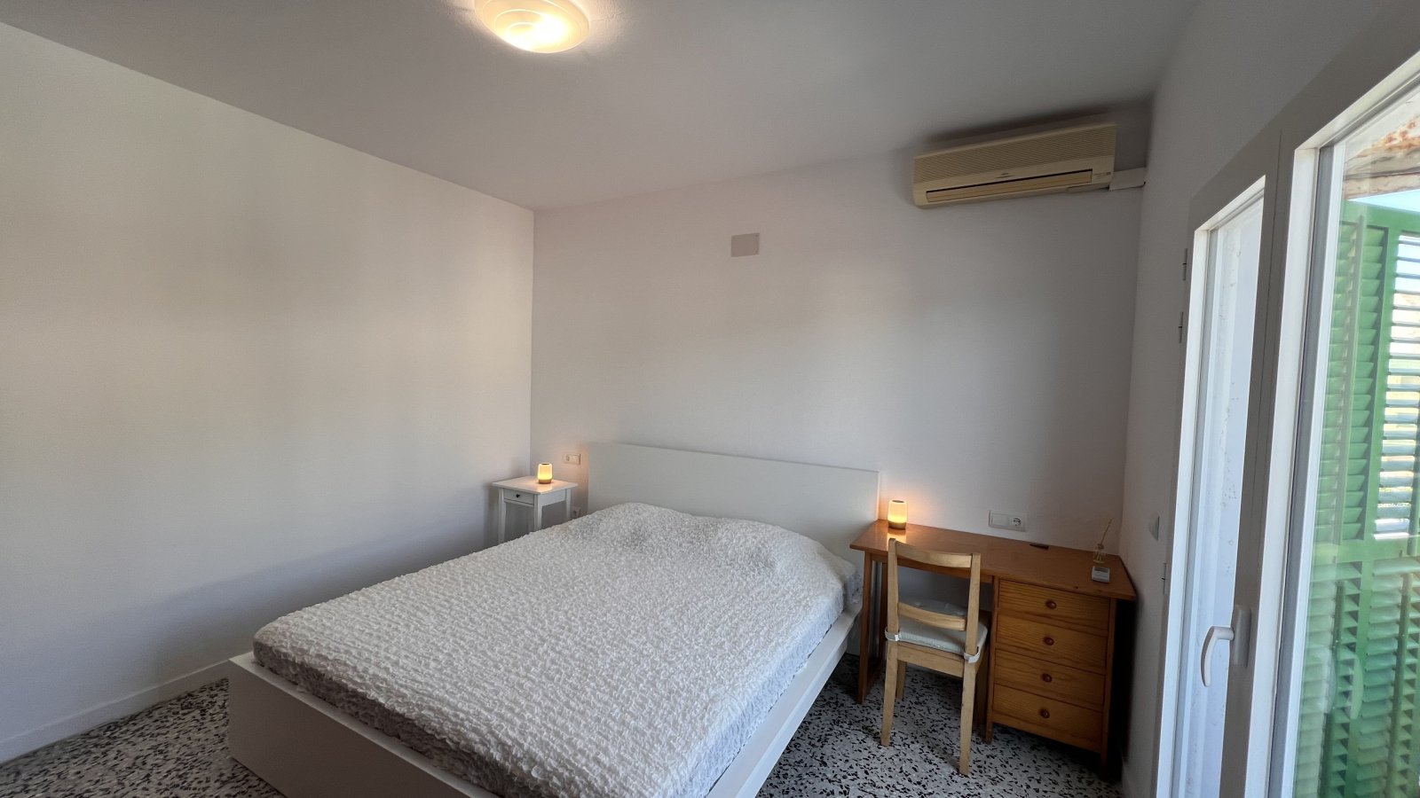 Alquiler de temporada: acogedor apartamento con terraza en el centro de Santa Eulalia del Río (Ibiza).