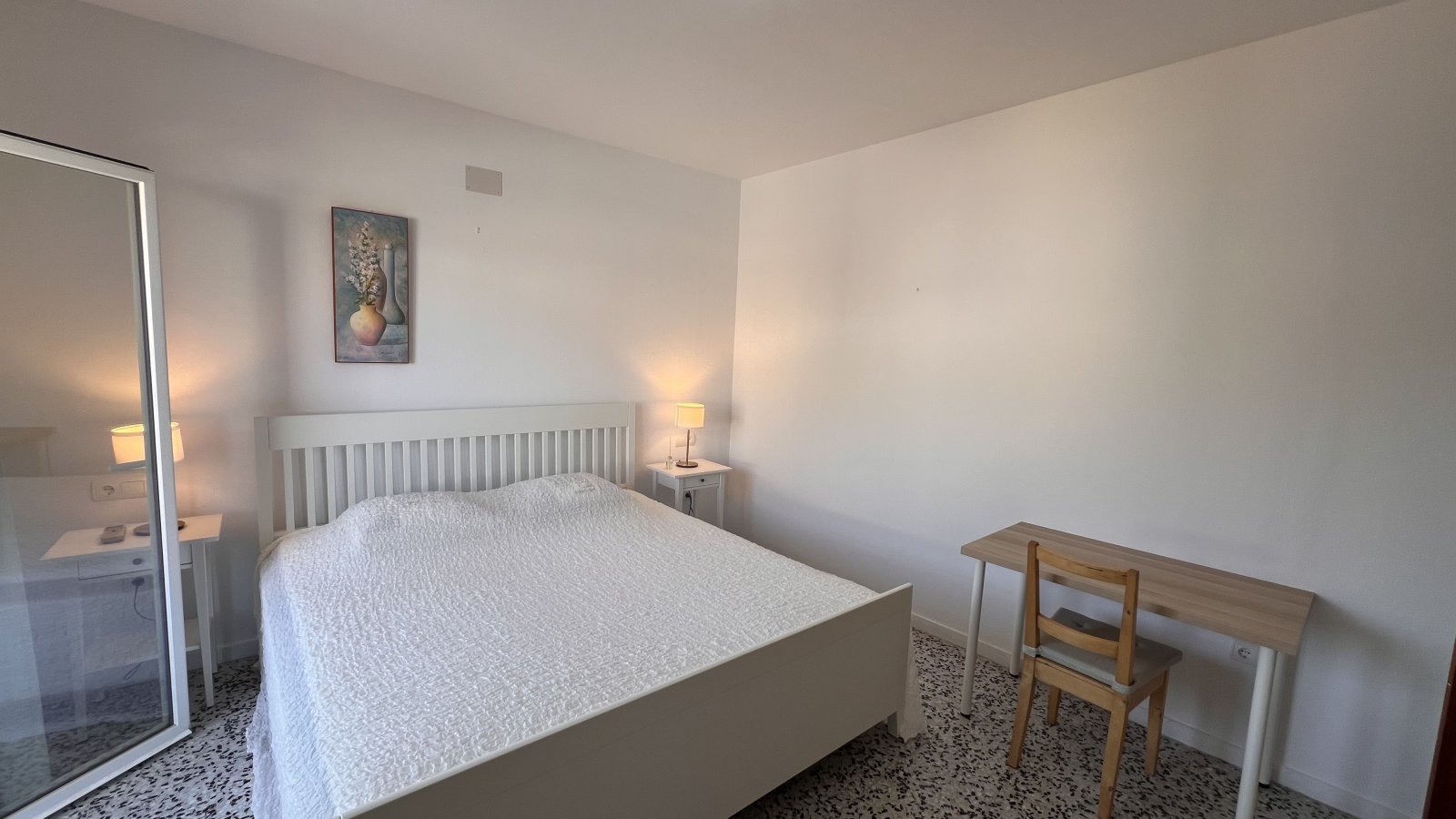 Alquiler de temporada: acogedor apartamento con terraza en el centro de Santa Eulalia del Río (Ibiza).