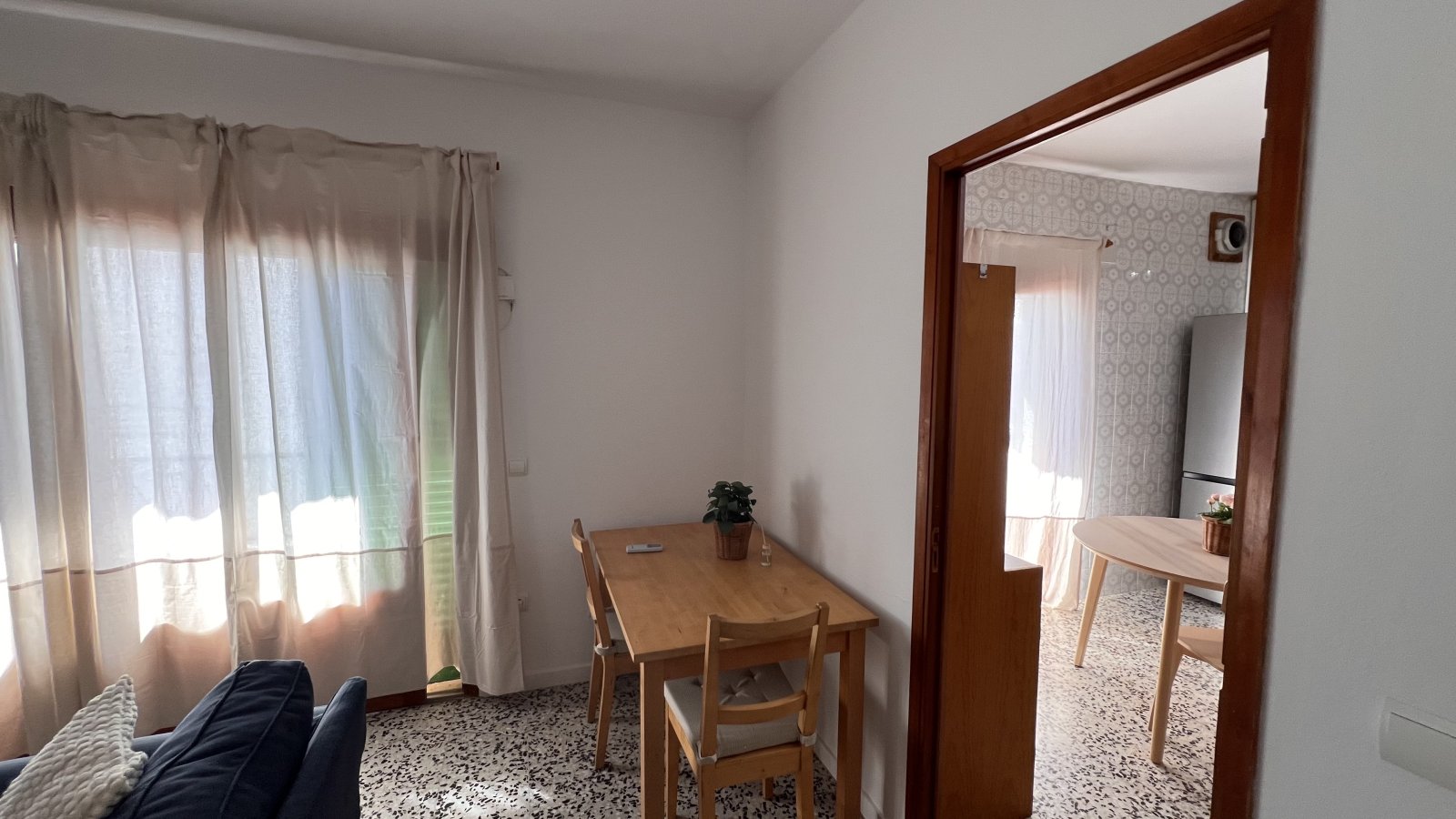 Alquiler de temporada: acogedor apartamento con terraza en el centro de Santa Eulalia del Río (Ibiza).