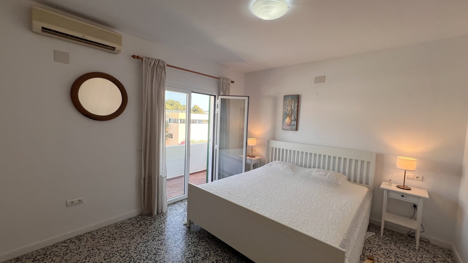 Alquiler de temporada: acogedor apartamento con terraza en el centro de Santa Eulalia del Río (Ibiza).