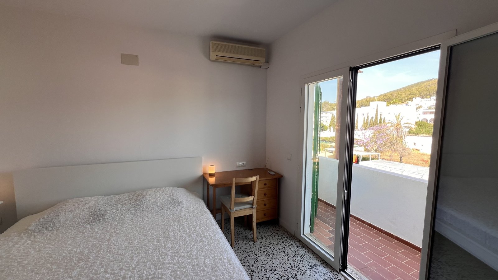 Alquiler de temporada: acogedor apartamento con terraza en el centro de Santa Eulalia del Río (Ibiza).